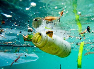 Non dobbiamo più vivere circondati dalla plastica