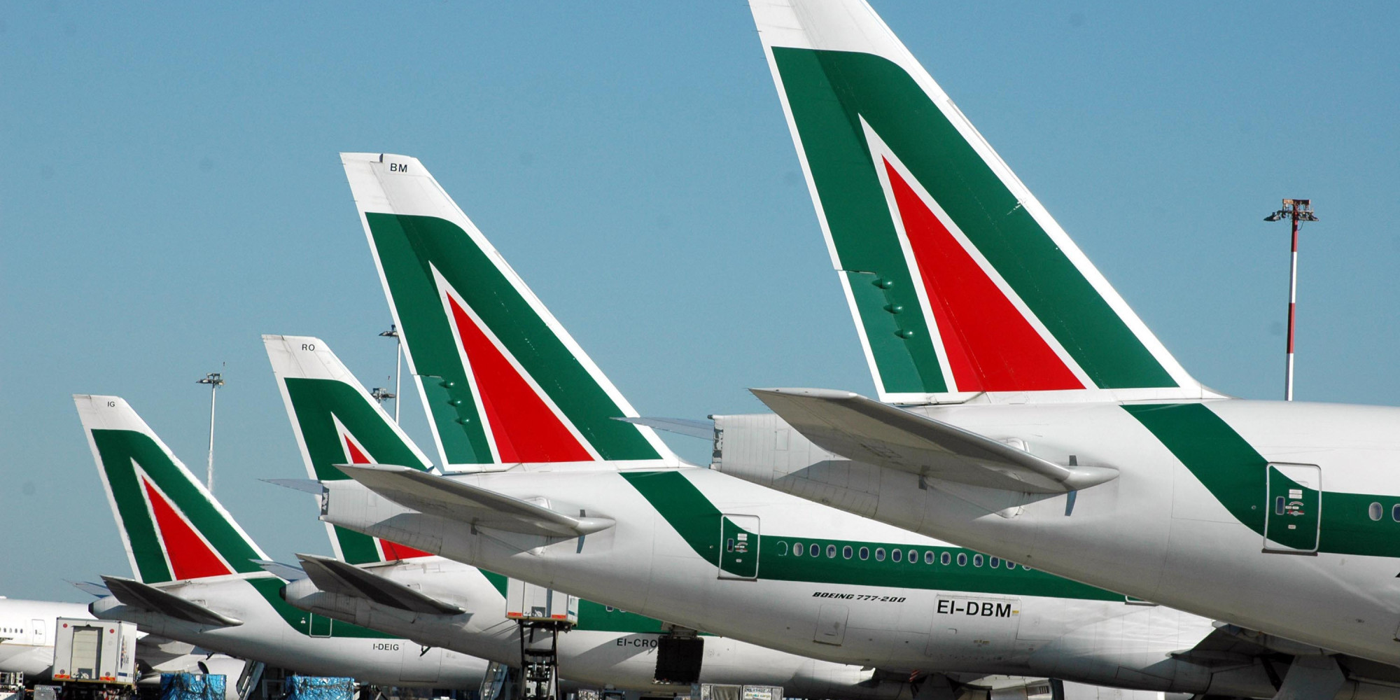 Alitalia si restringe, taglia rotte lungo raggio e aerei