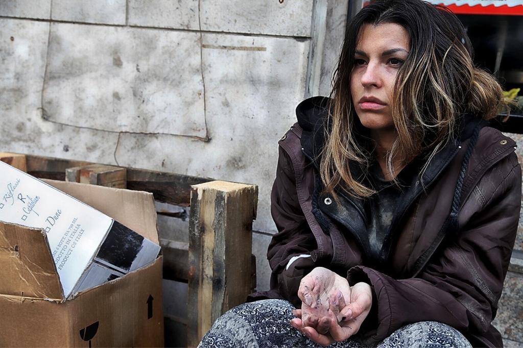 Claudia Conte è una mendicante nel corto “Shall the last be...”