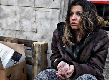 Claudia Conte è una mendicante nel corto “Shall the last be...”
