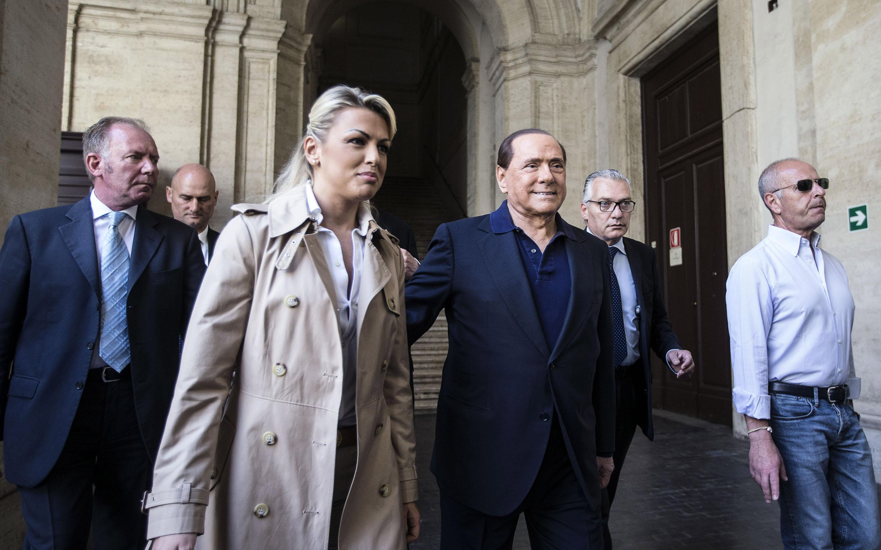 Berlusconi batte Conte, contro il virus cambia fidanzata 