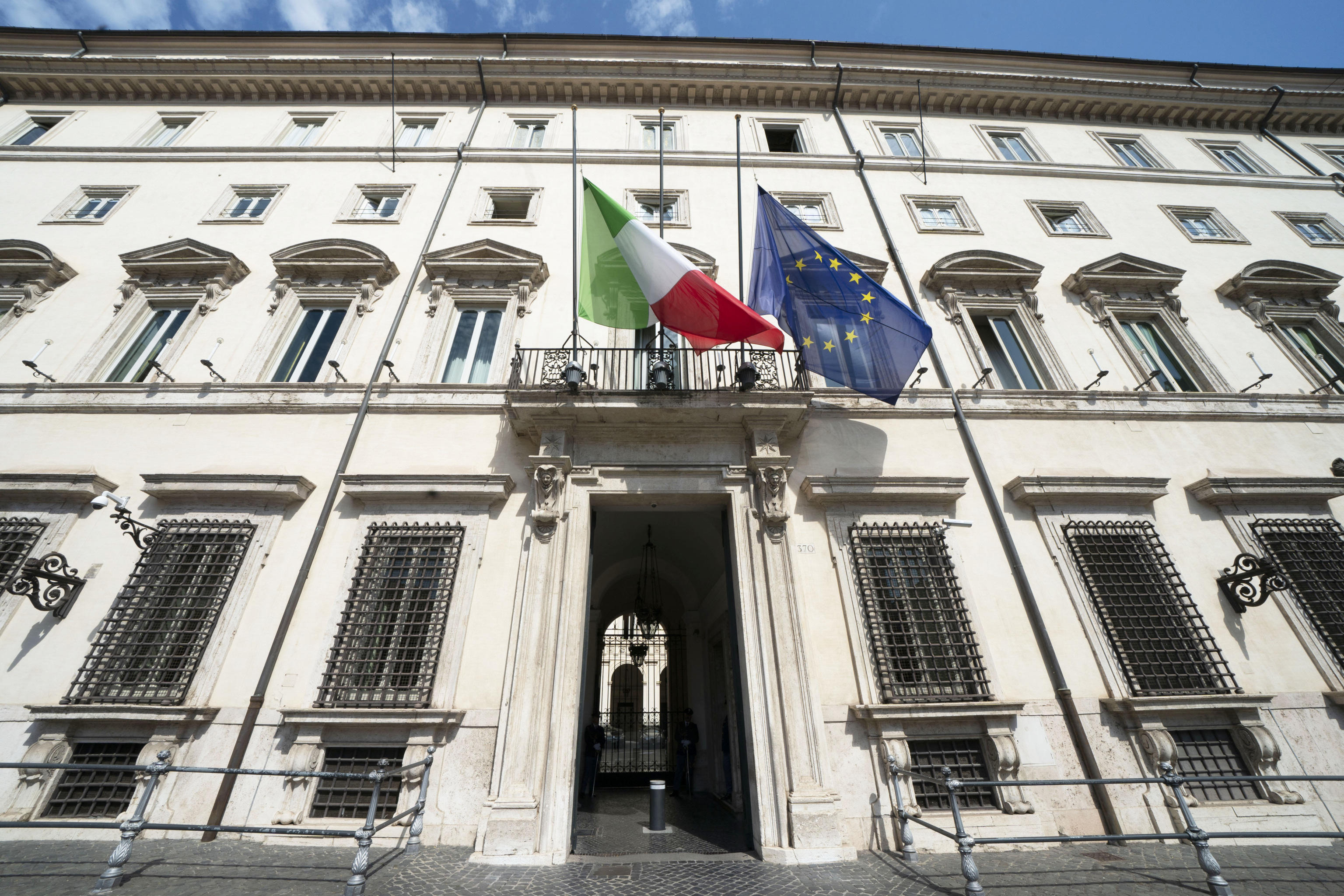 La debolezza del Governo ed i rischi per le istituzioni
