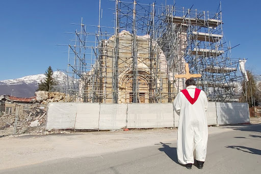 Via Crucis tra le macerie