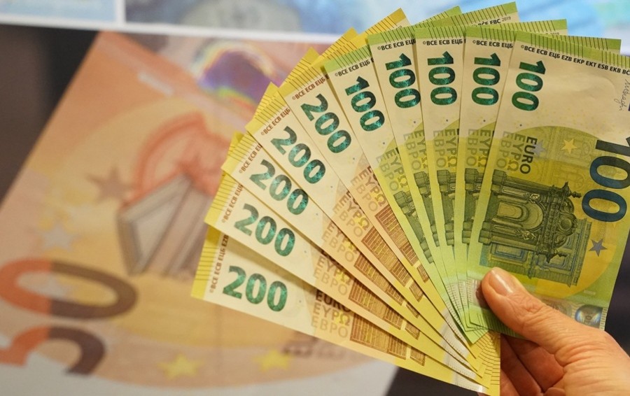 Fitch declassa l’Italia: debito quasi “spazzatura”