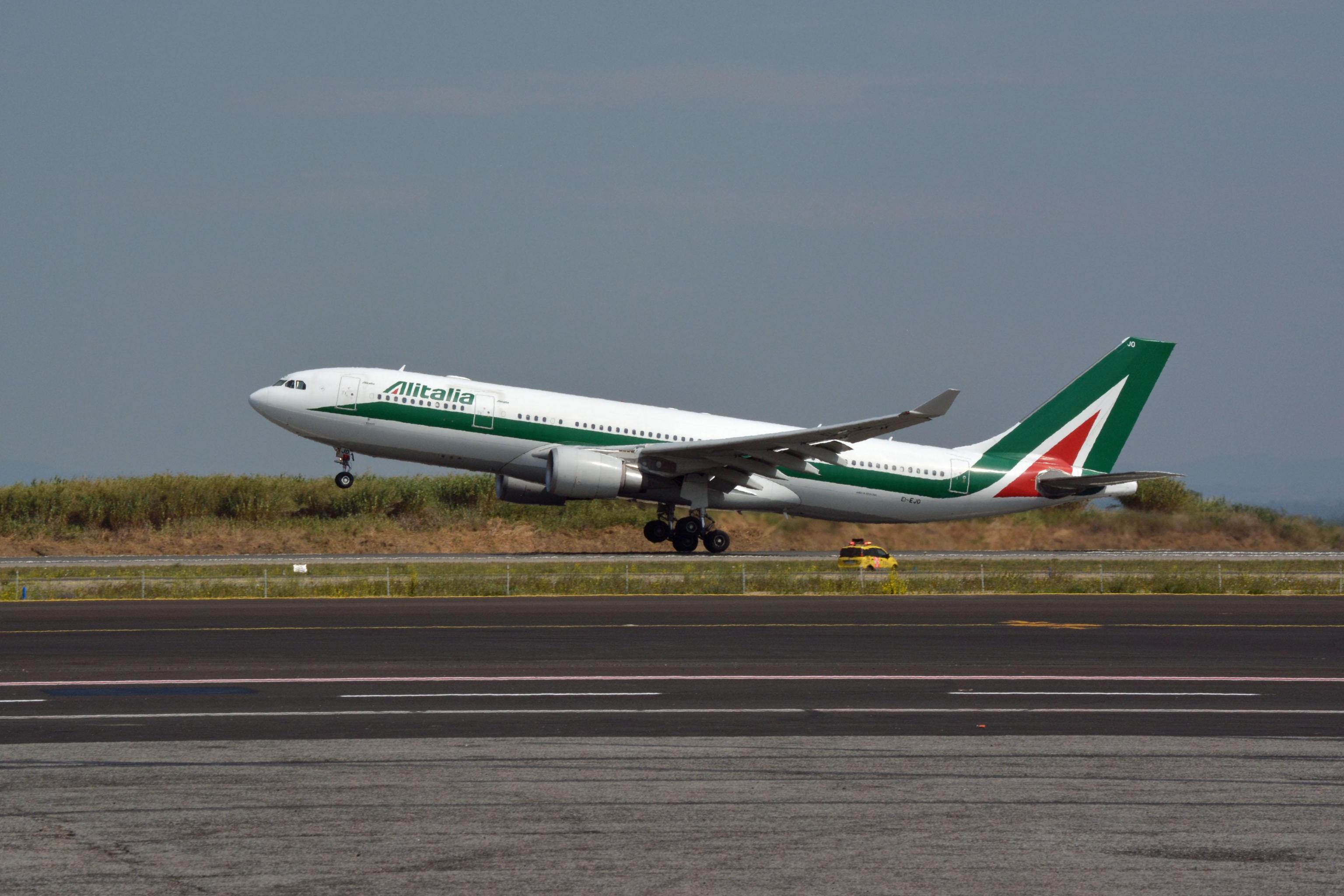 Istat, trasporti aerei: passeggeri diminuiti dell’85 per cento