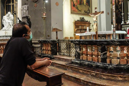La messa in tempi di pandemia: necessità o esperimento grottesco?