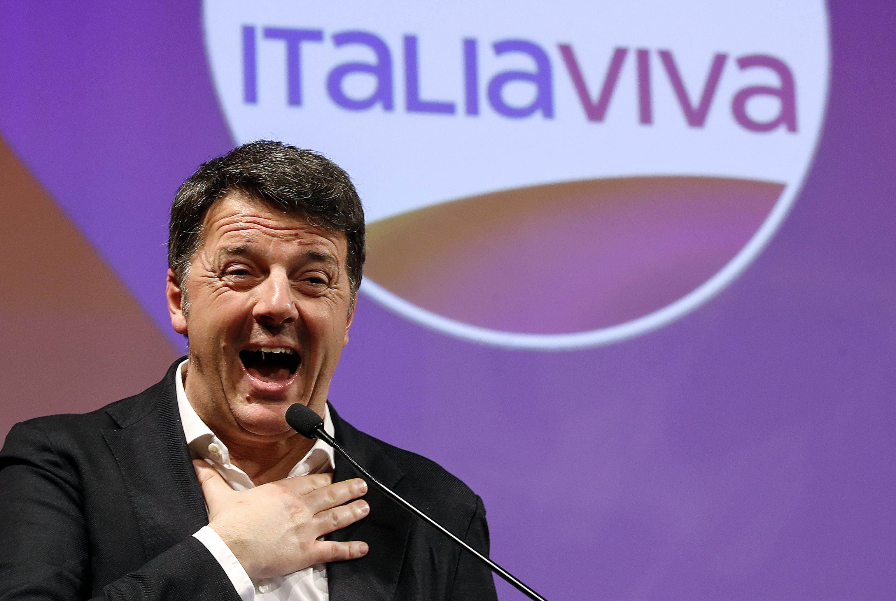 L’ennesima giravolta di Renzi salva il governo giallorosso