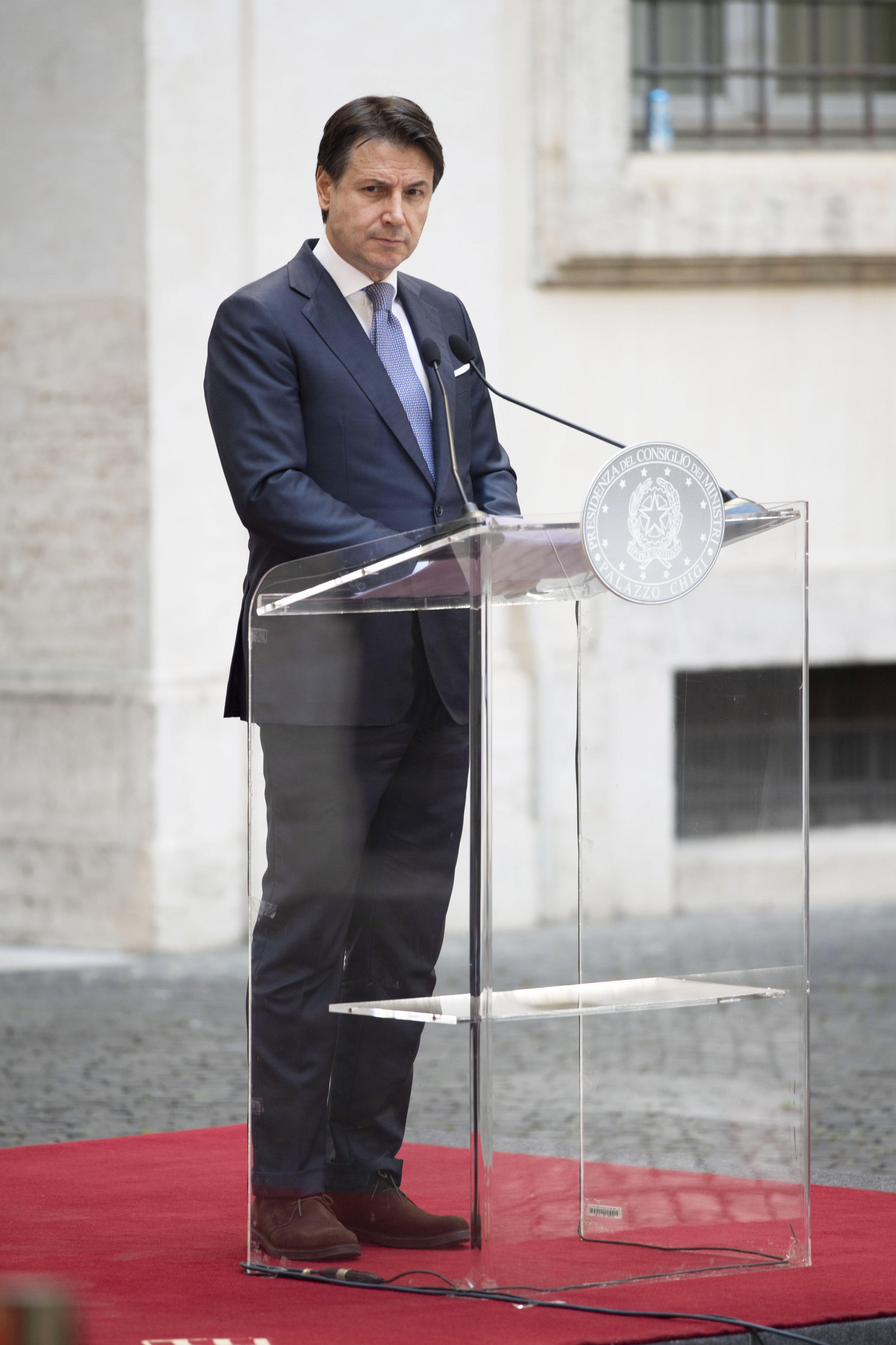 Conte, a famiglie, imprese e cassaintegrati solo fuffa