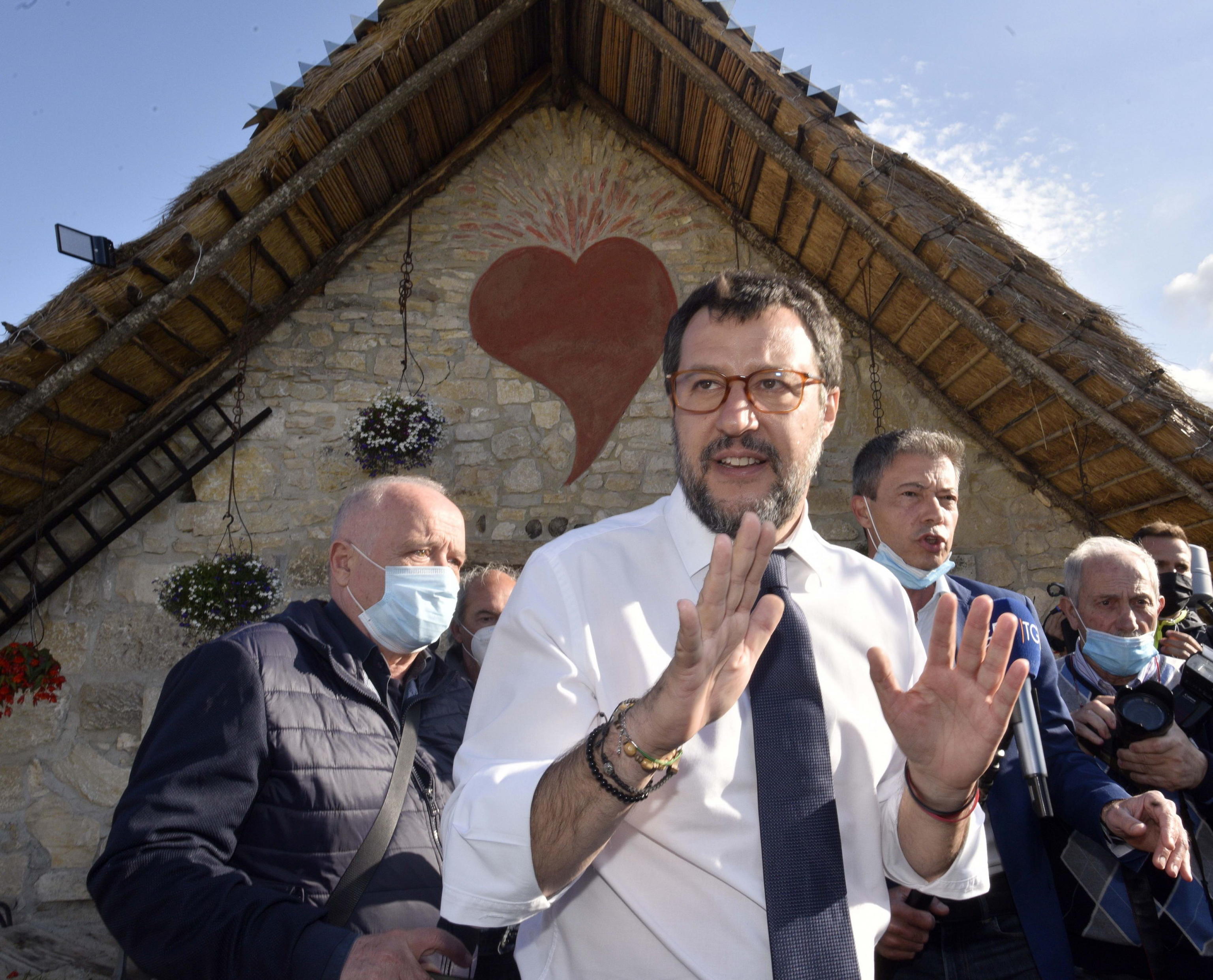 Scuola, Salvini: “Bambini divisi da plexiglass è follia”