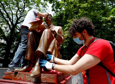La statua imbrattata di Montanelli e i “ragazzini” di Giorgia Meloni