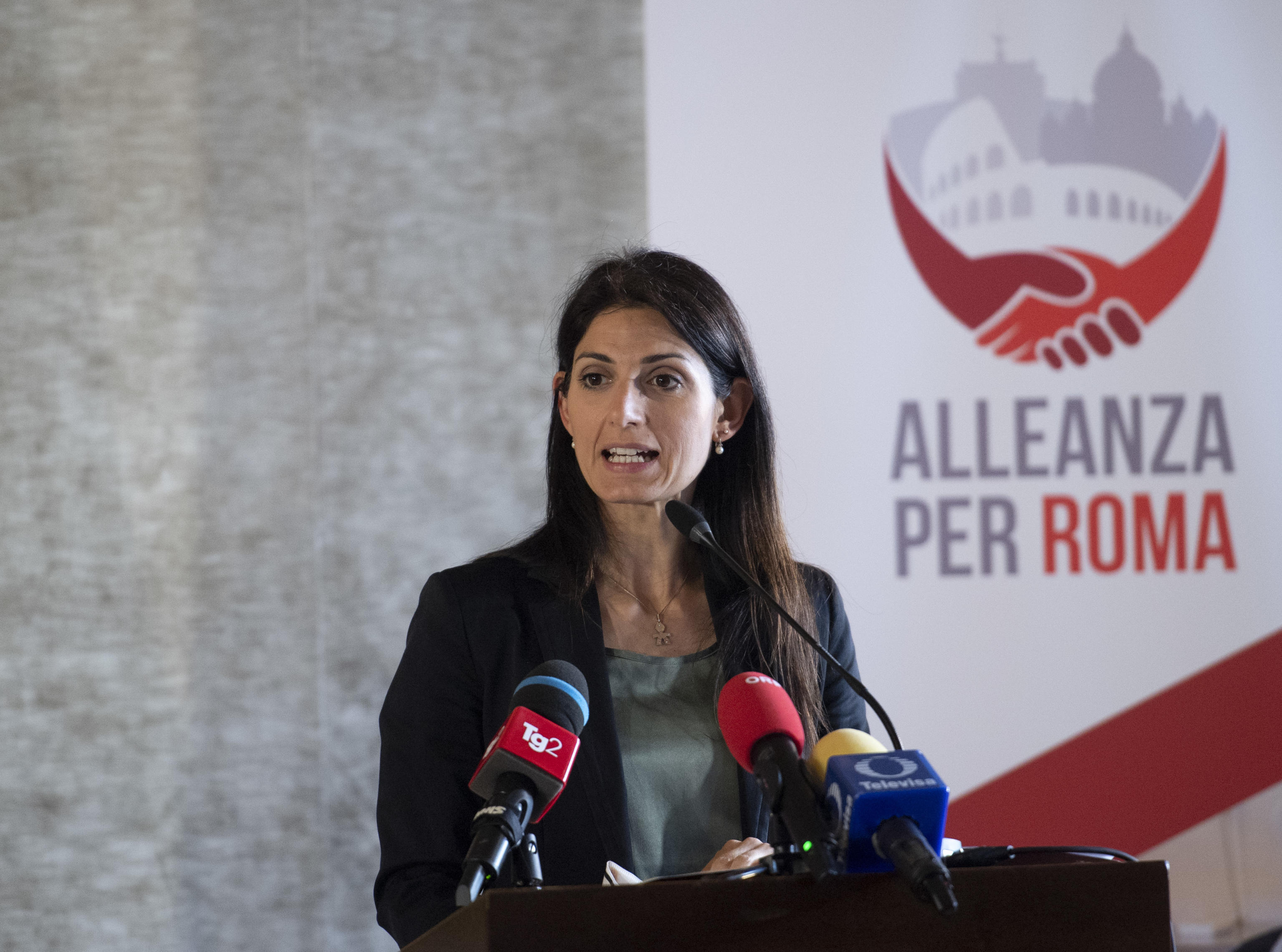Virginia Raggi fa le valigie con un sonetto grillino 