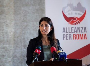 Virginia Raggi fa le valigie con un sonetto grillino