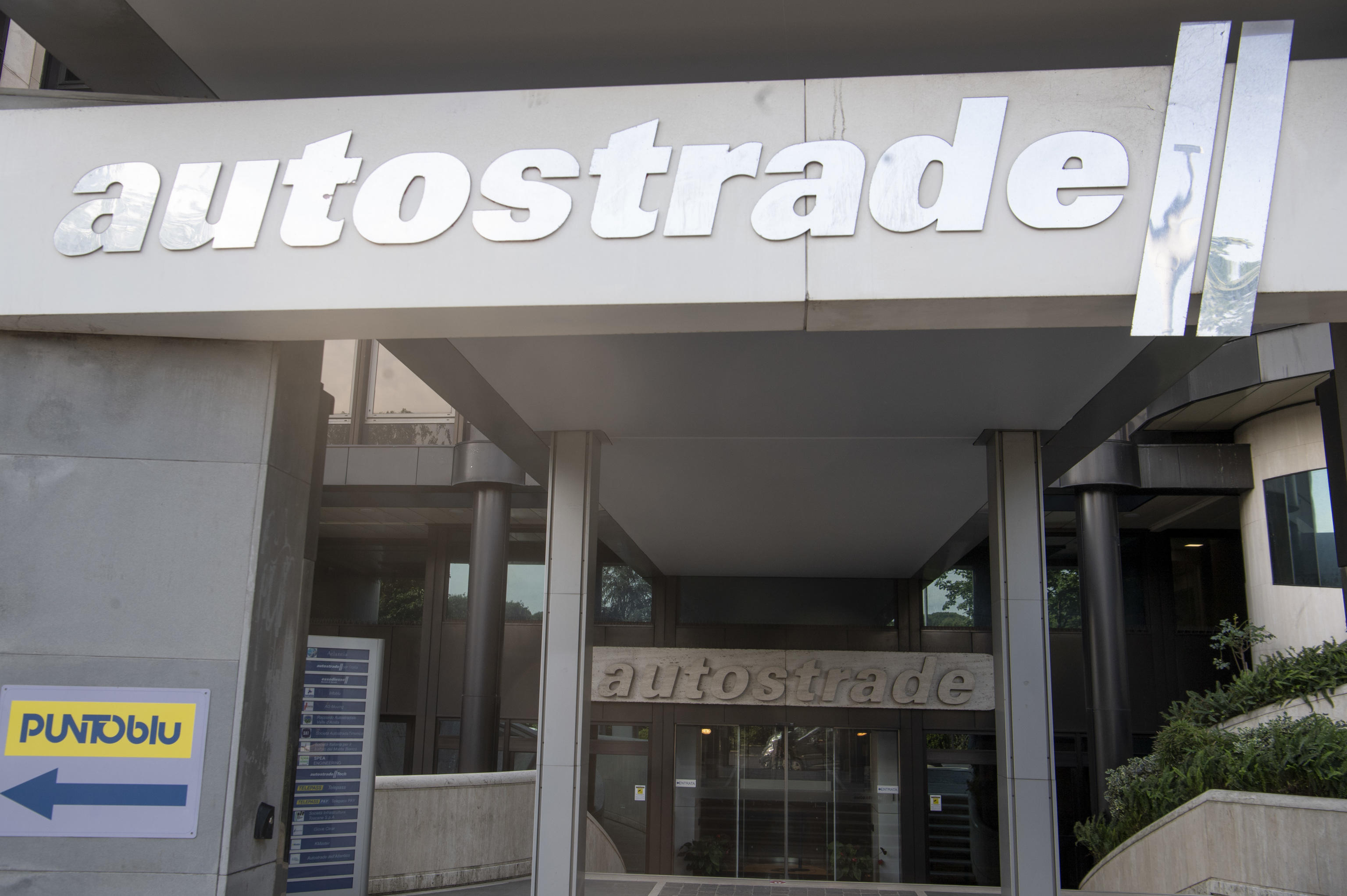 Autostrade, la lunga notte dei cornetti caldi 