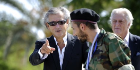 Libia, Bernard-Henri Lévy: il teatro dell’assurdo intorno alle fosse comuni
