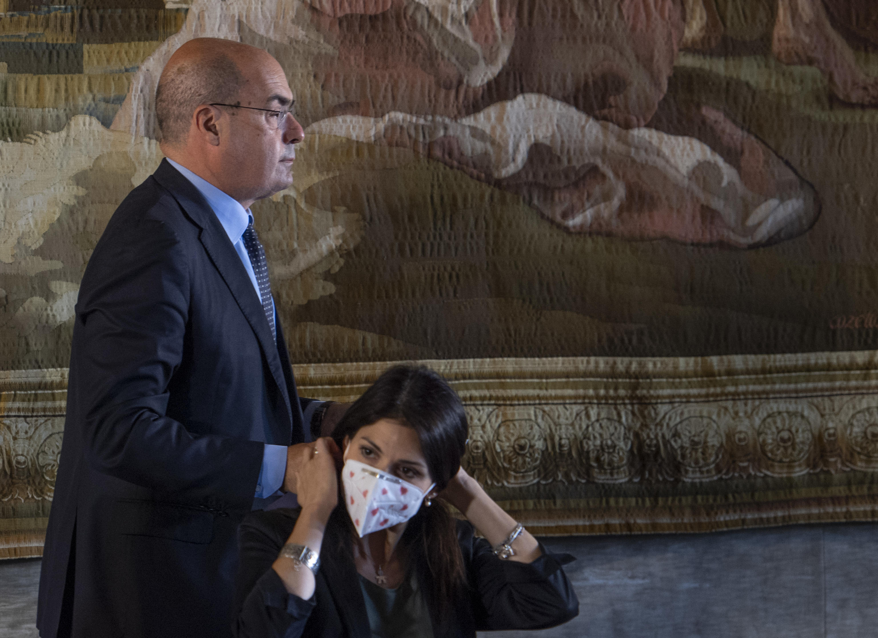 Lazio approva Piano Rifiuti, scontro Raggi-Zingaretti 