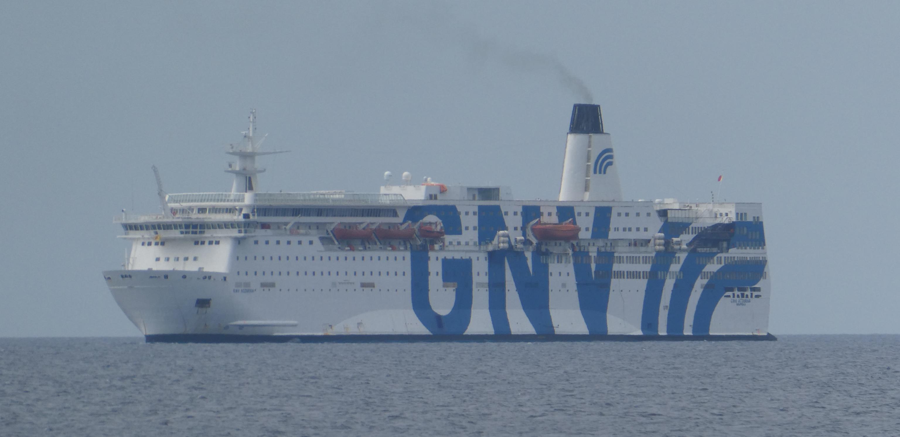 La polveriera è esplosa e il governo Conte lancia le “crociere” per i profughi 