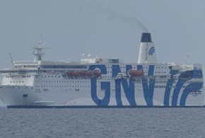 La polveriera è esplosa e il governo Conte lancia le “crociere” per i profughi 