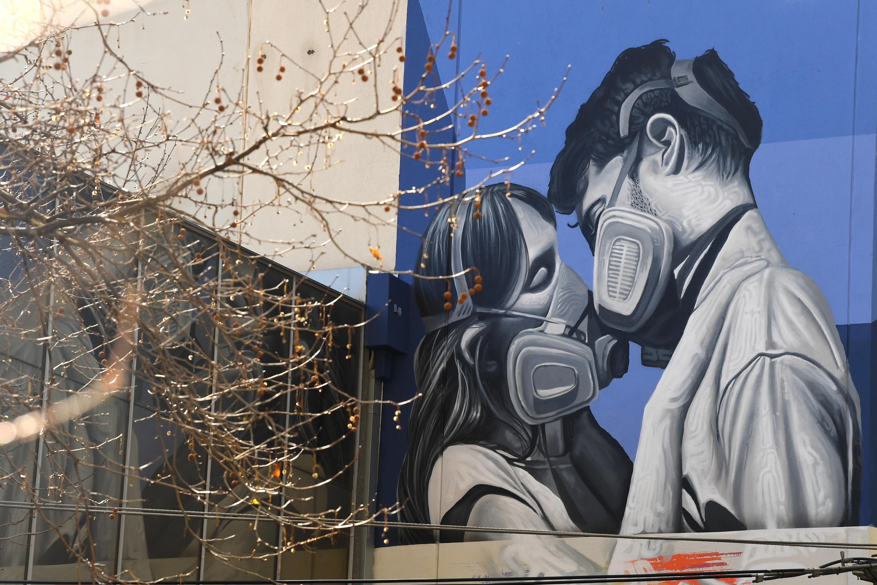 Sesso e Covid, dal Canada la proposta: “Fatelo con la mascherina”