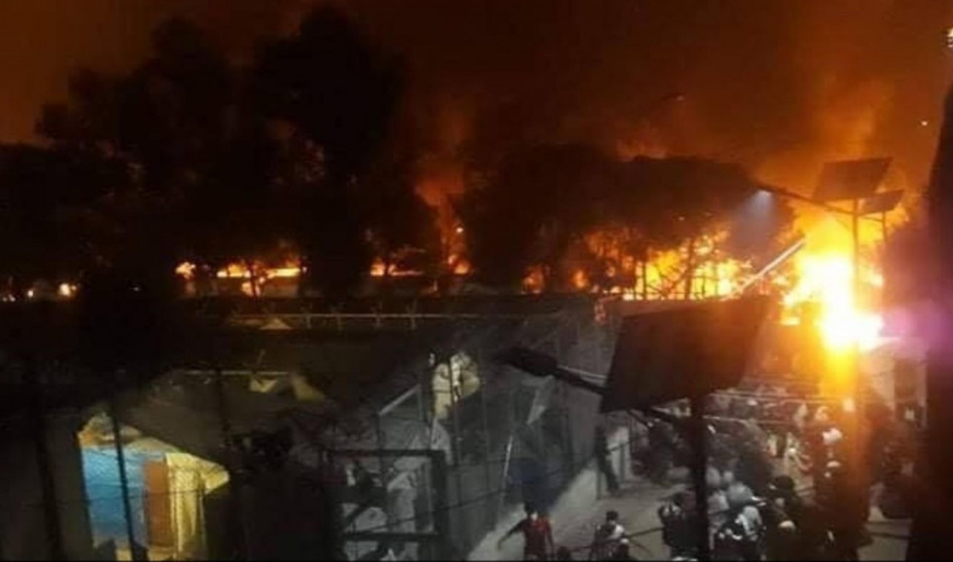 Inferno a Lesbo: brucia il campo migranti di Moria