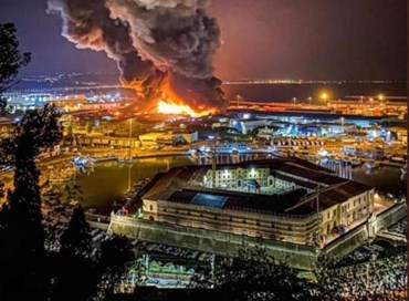 Ancona, vasto incendio al porto