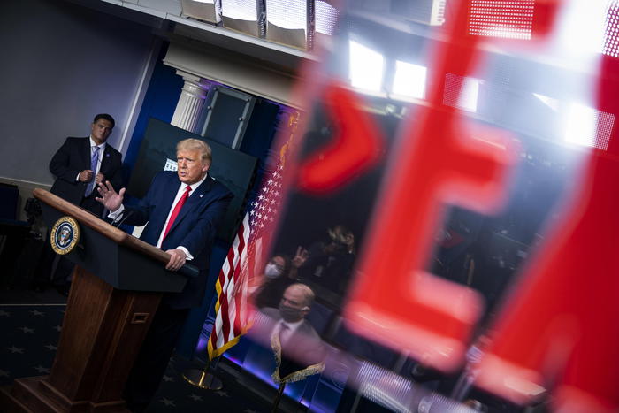 Coronavirus, Trump “corregge” Redfield 