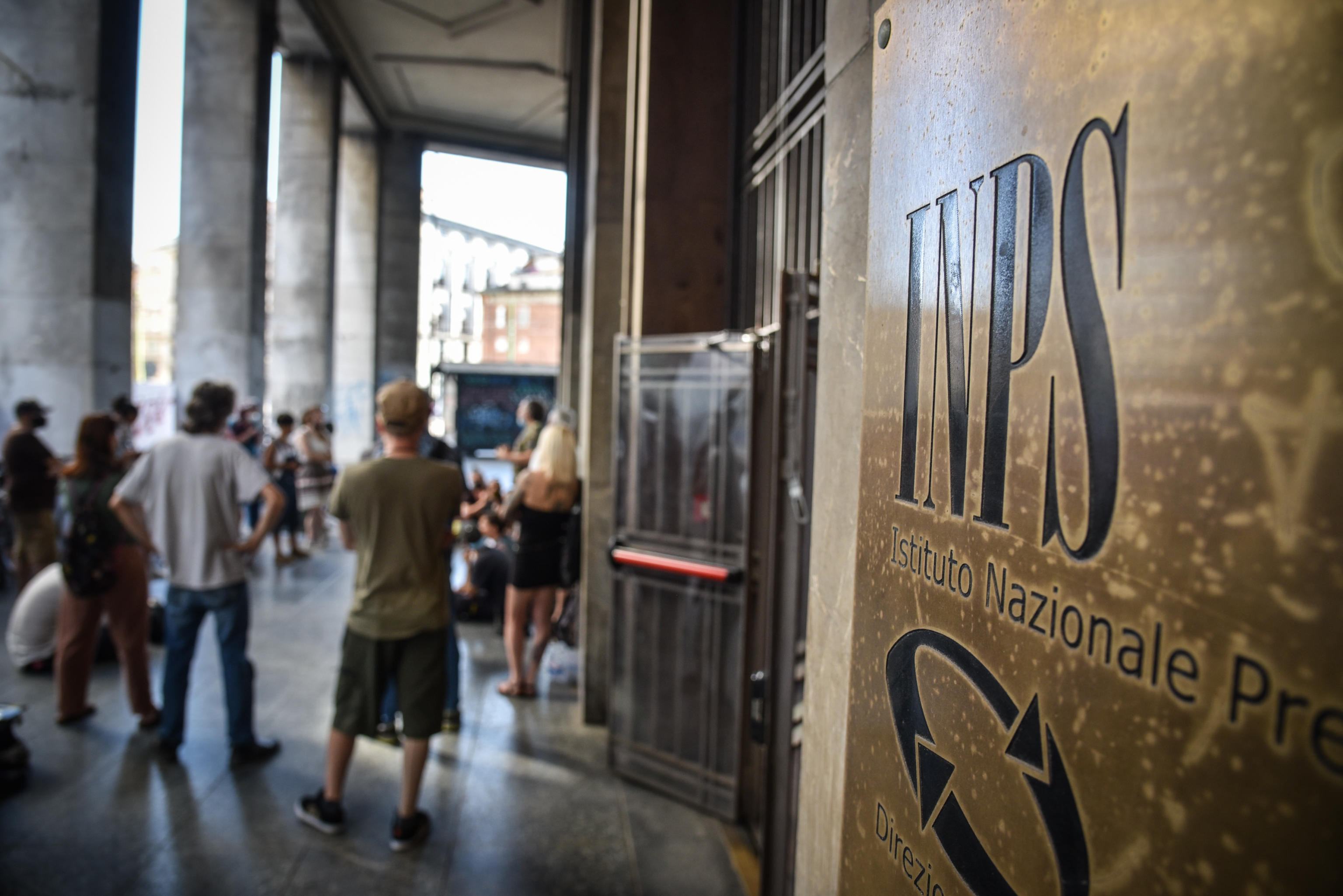 Inps: Covid, nei primi 6 mesi crollo assunzioni -42% 