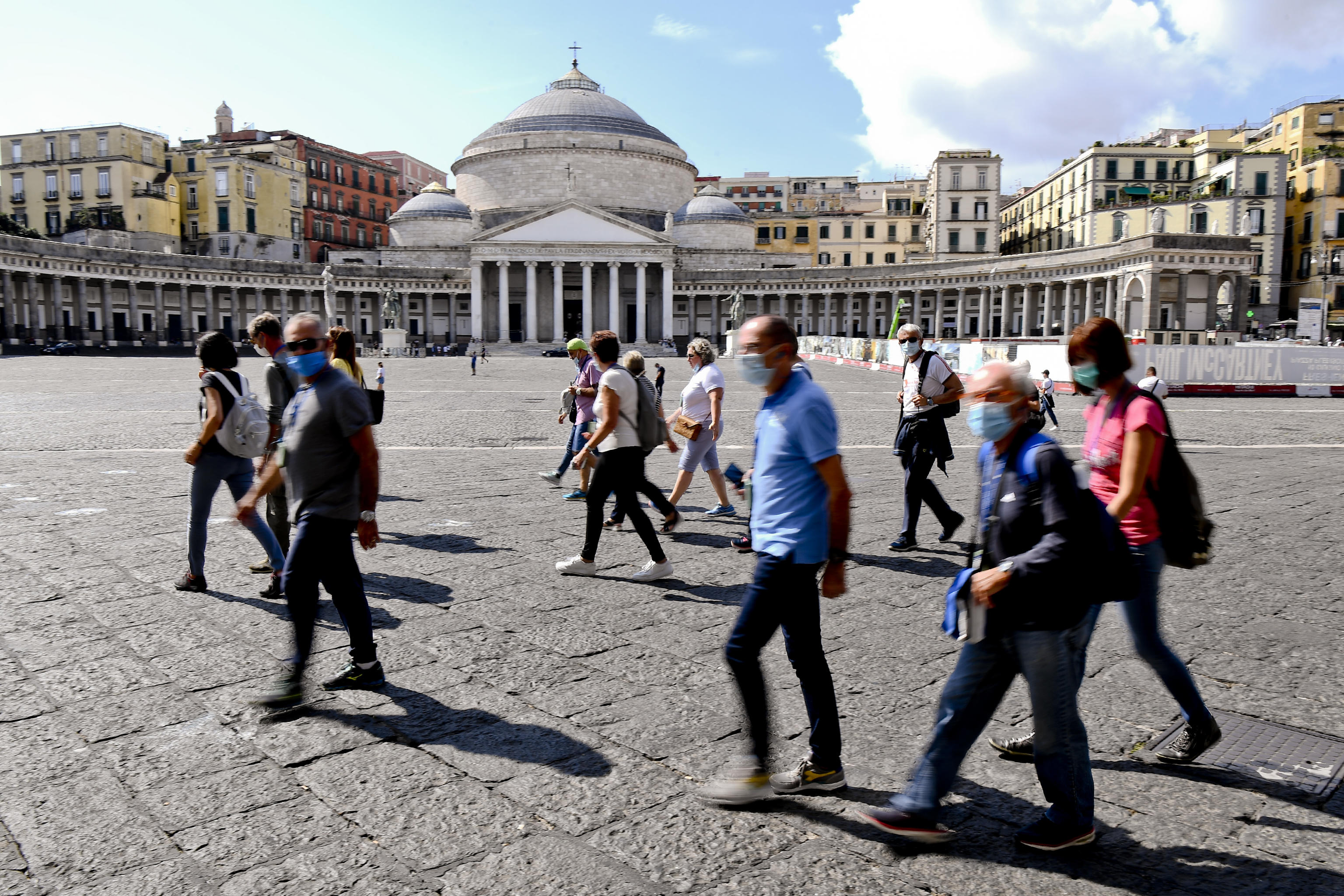Covid, da oggi in Campania obbligo di mascherine all’aperto