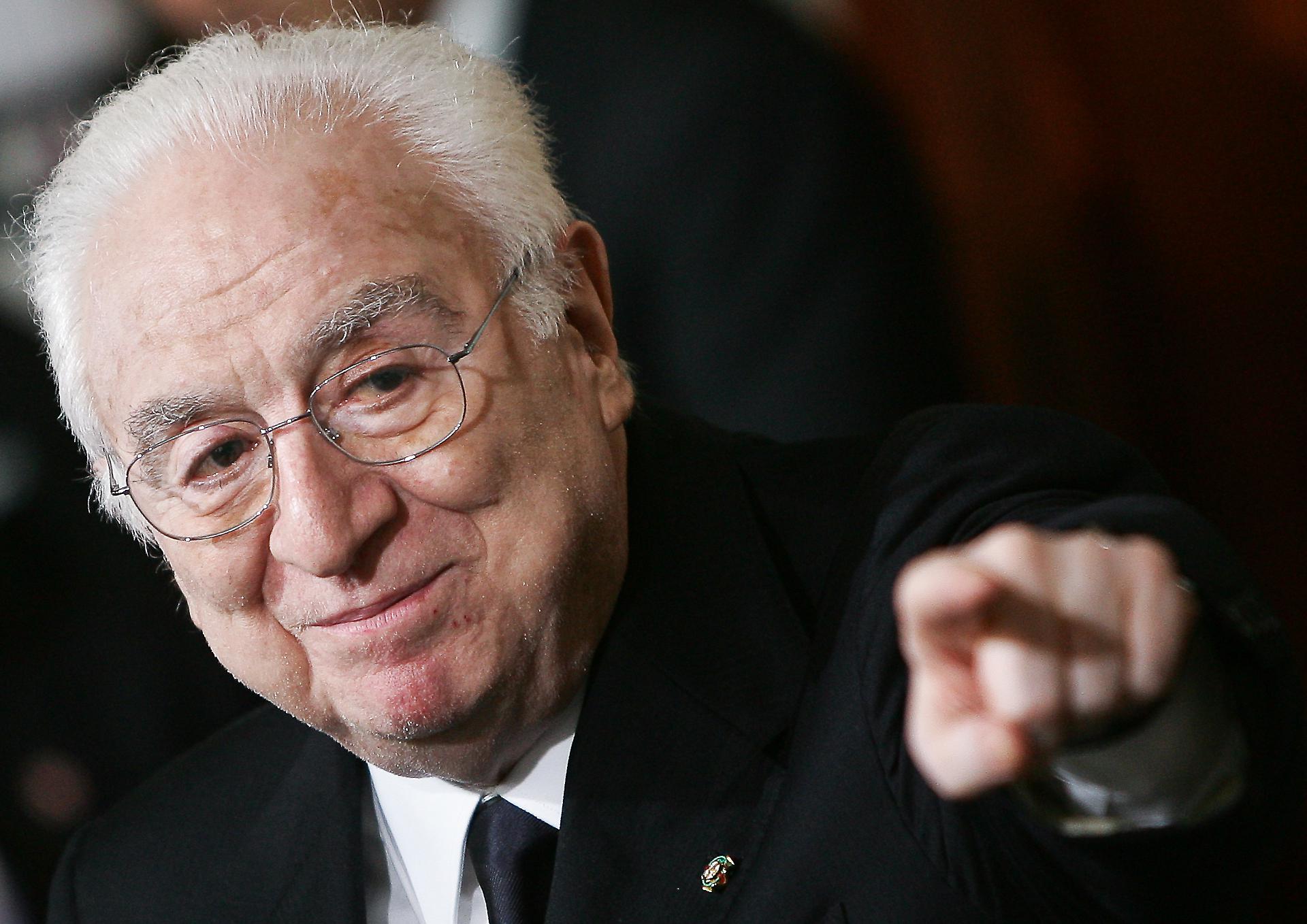 L’ipocrisia dei politici che oggi commemorano Cossiga 