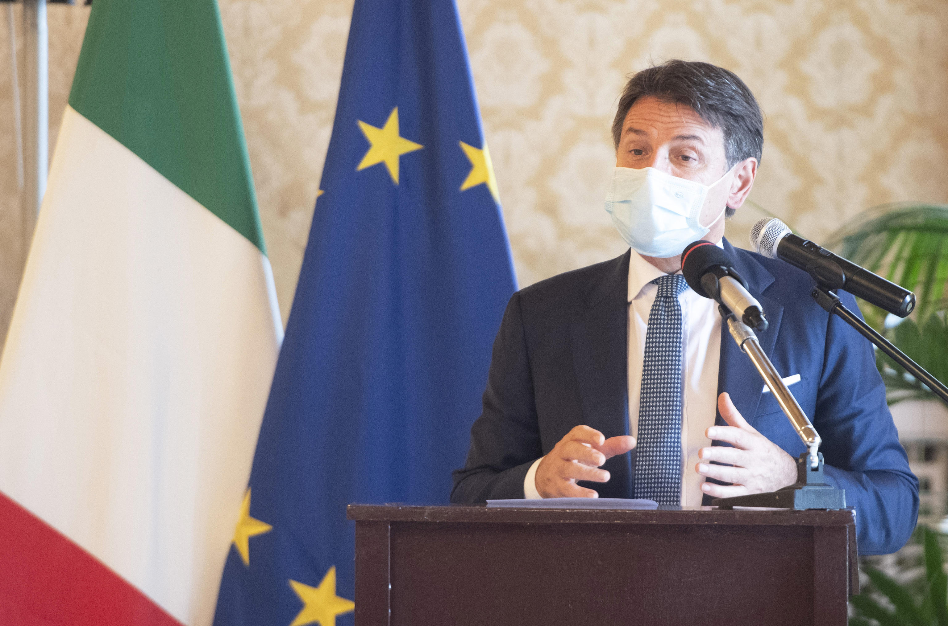 No al calcetto tra amici, stretta su bar e ristoranti: ecco il nuovo Dpcm