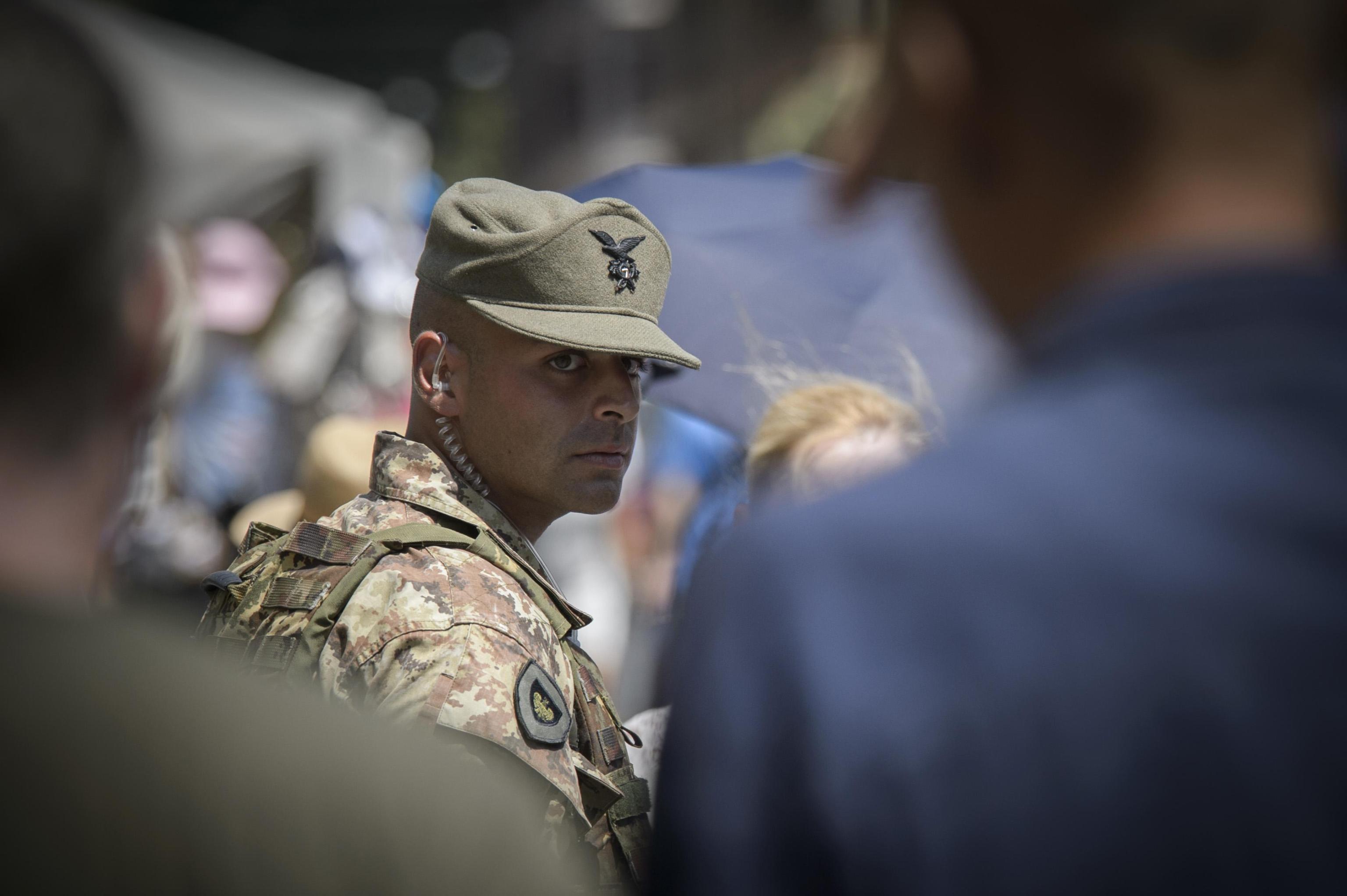 L’ombra del coprifuoco e delle consegne militari