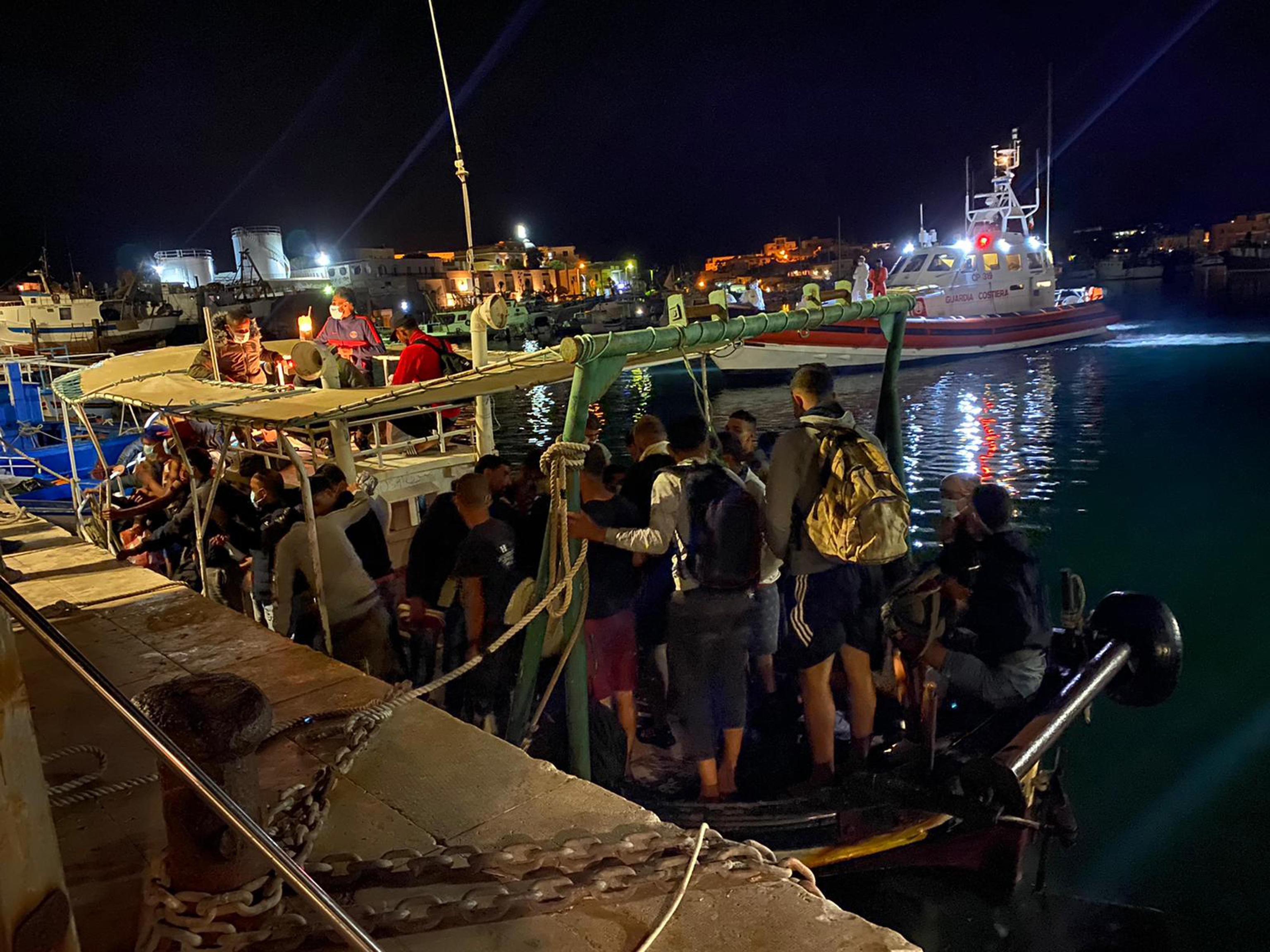 Sbarchi a ripetizione, Lampedusa al collasso