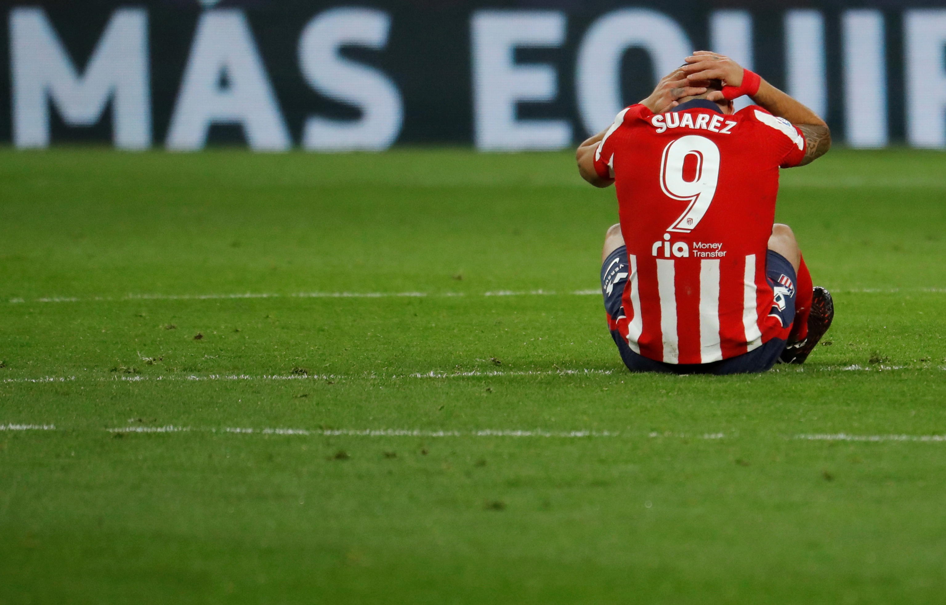 Caso Suárez: il dito e il pallone