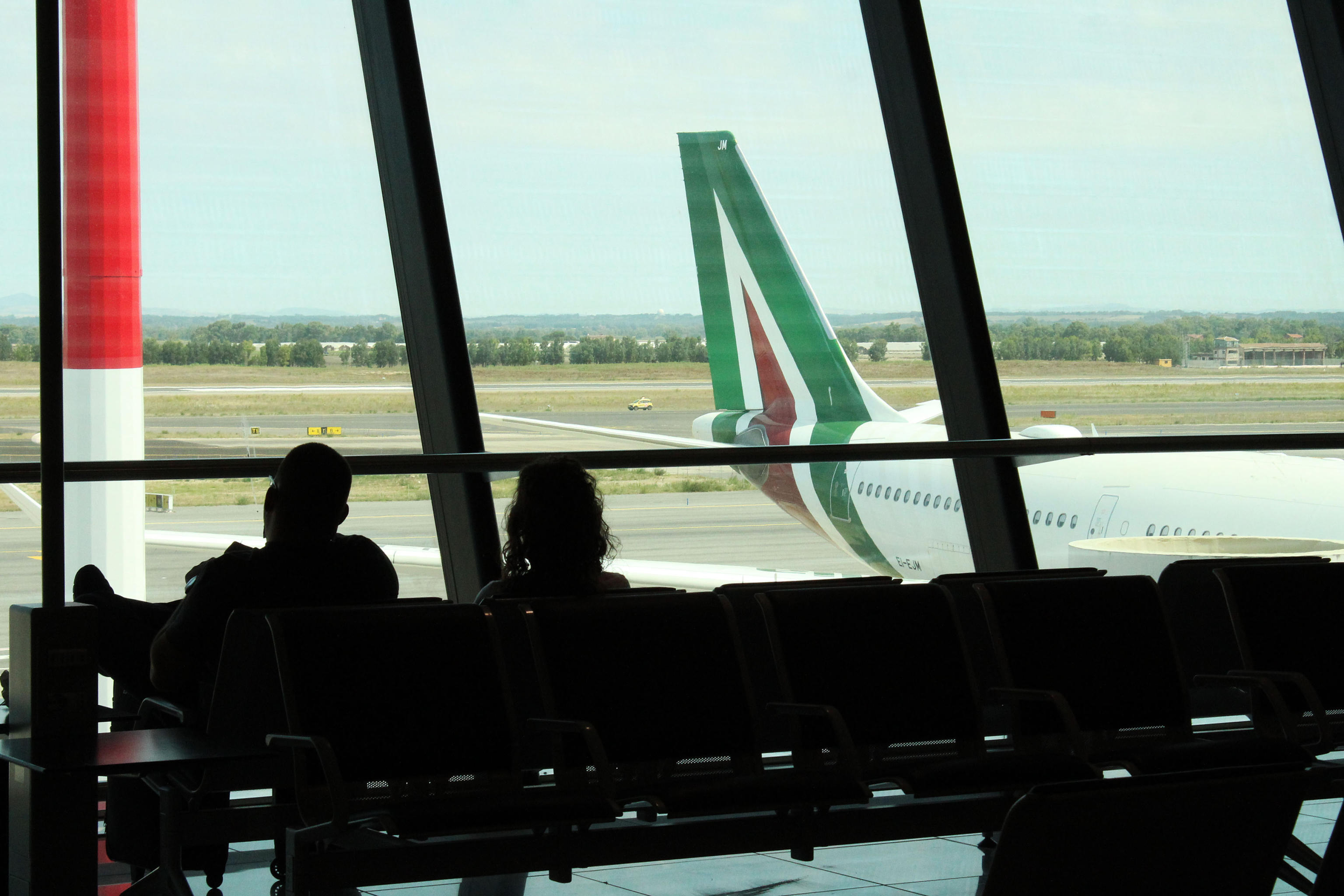 Alitalia: allarme tenuta conti, rischio per stipendi