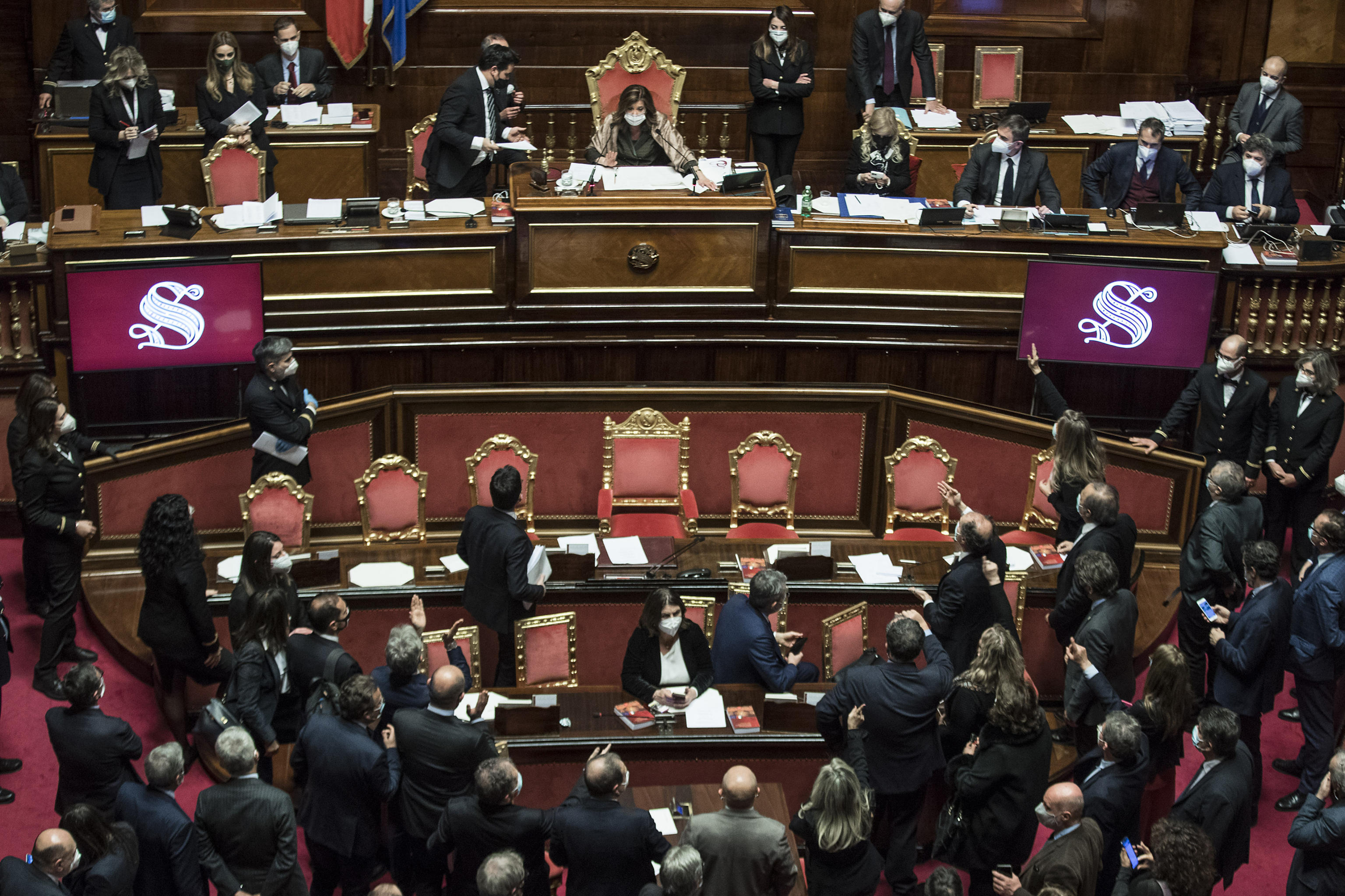 Al Senato la politica-spettacolo diventa spettacolo della politica, che non c’è più