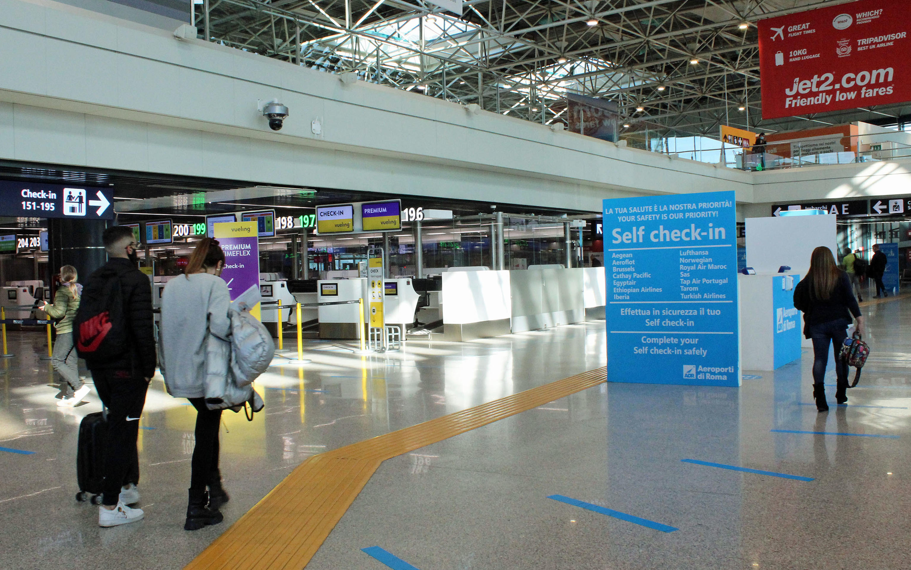 Ue, passaporti sanitari e stretta sui viaggi