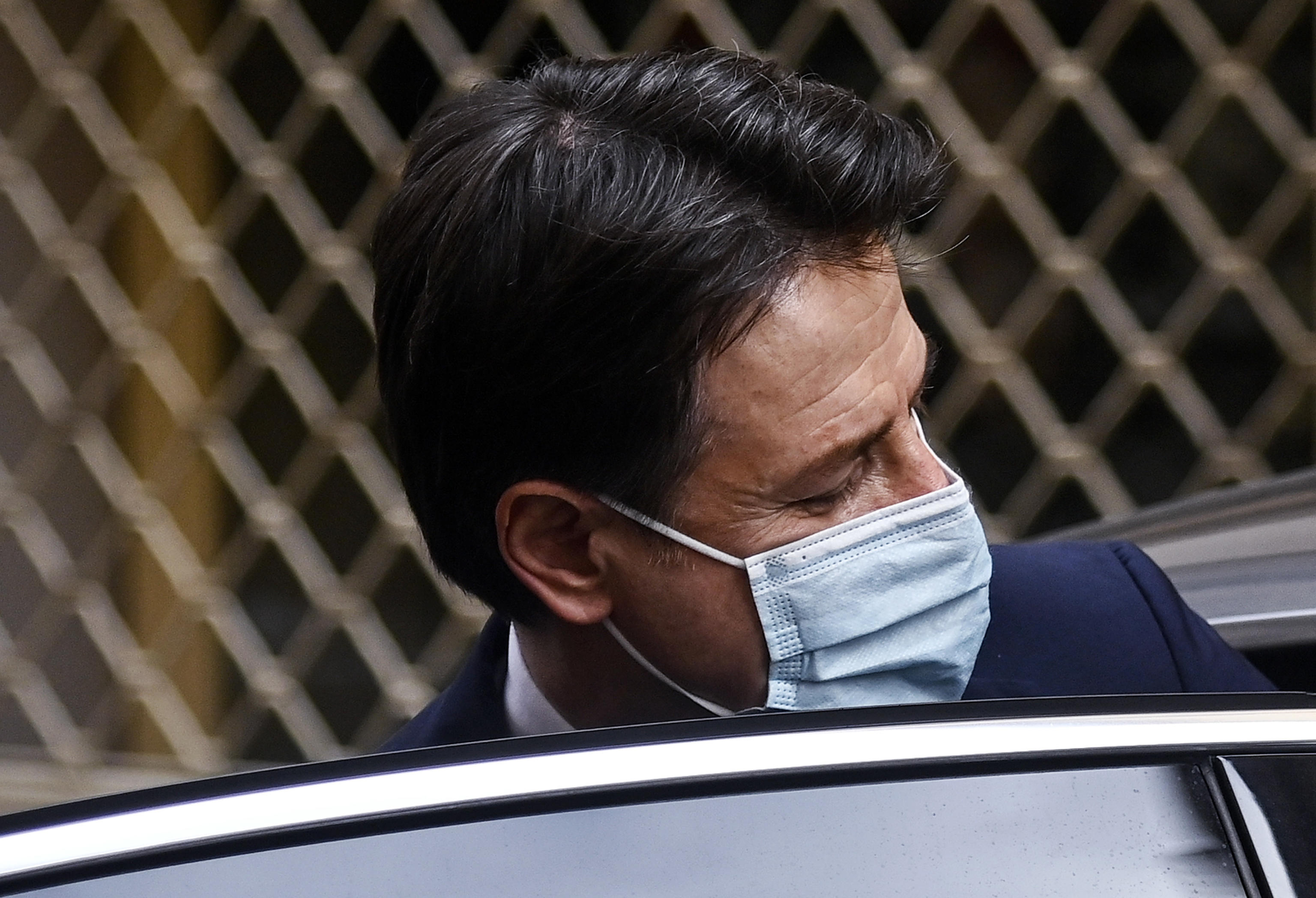 Il futuro del premier accoltellato