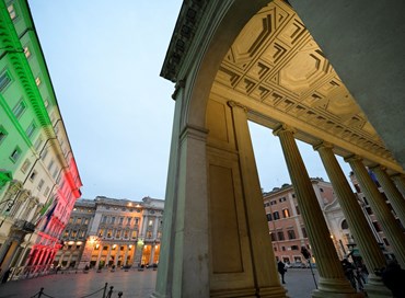 Draghi, contraddizioni e la bandiera che verrà