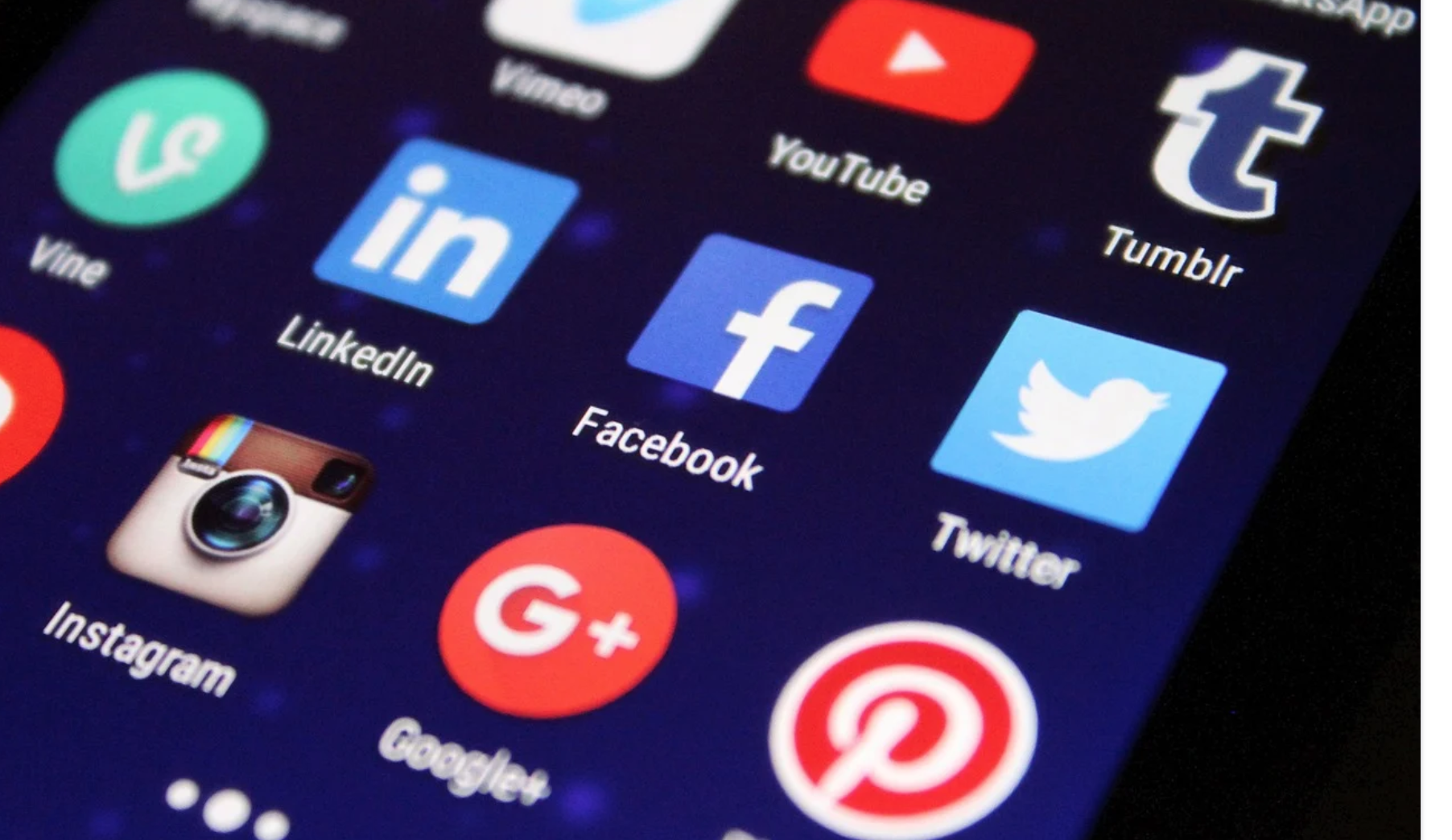 “Se non ha l’età, i social possono attendere”: spot del Garante privacy e Telefono Azzurro