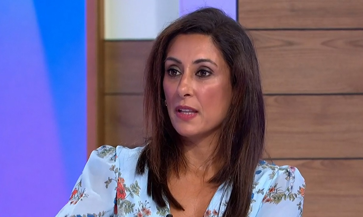 Uk, presentatrice inglese di origine pachistana dichiara di non essere una musulmana praticante e viene minacciata online