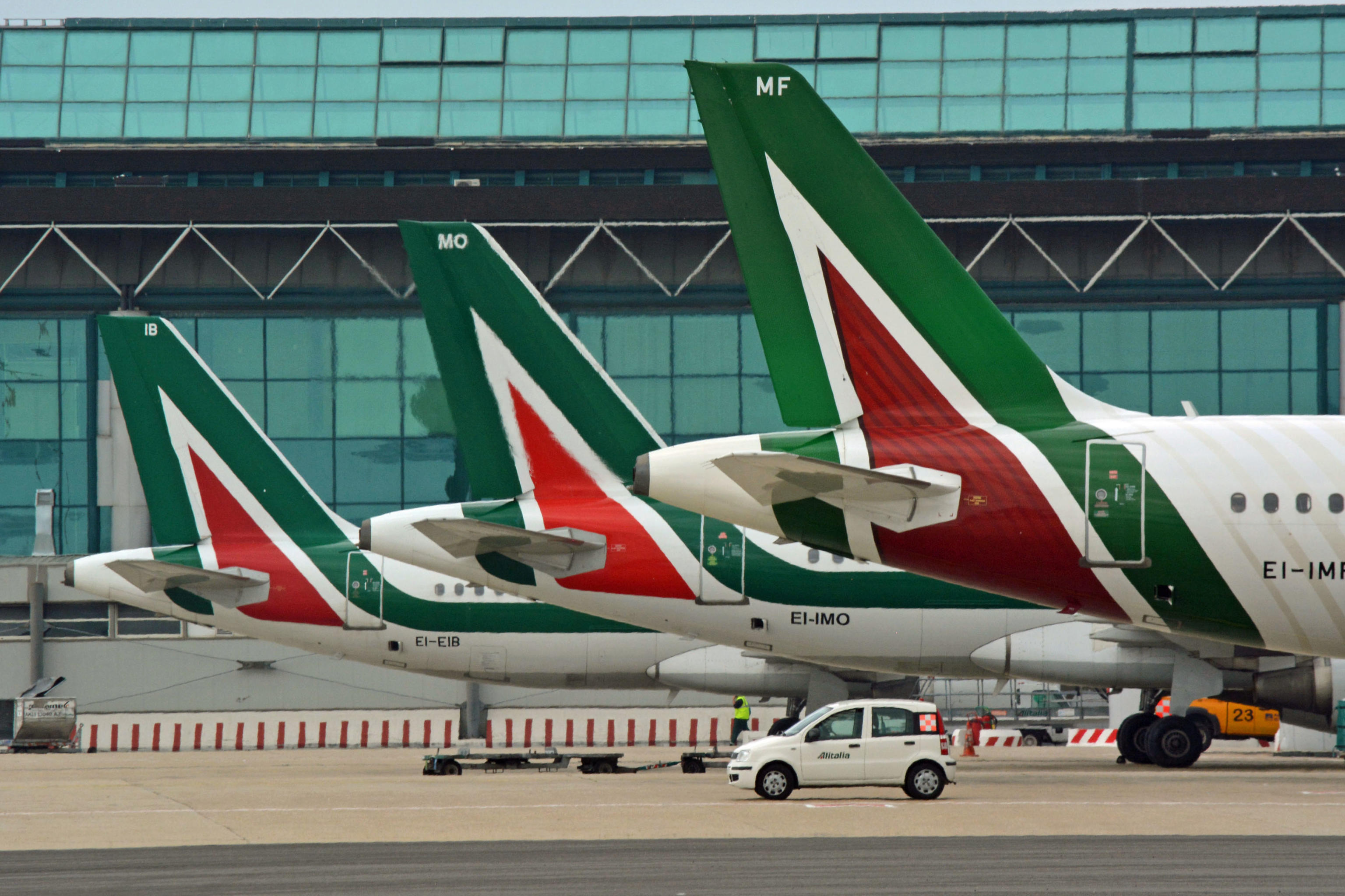 Alitalia in affanno, stipendi di febbraio in ritardo