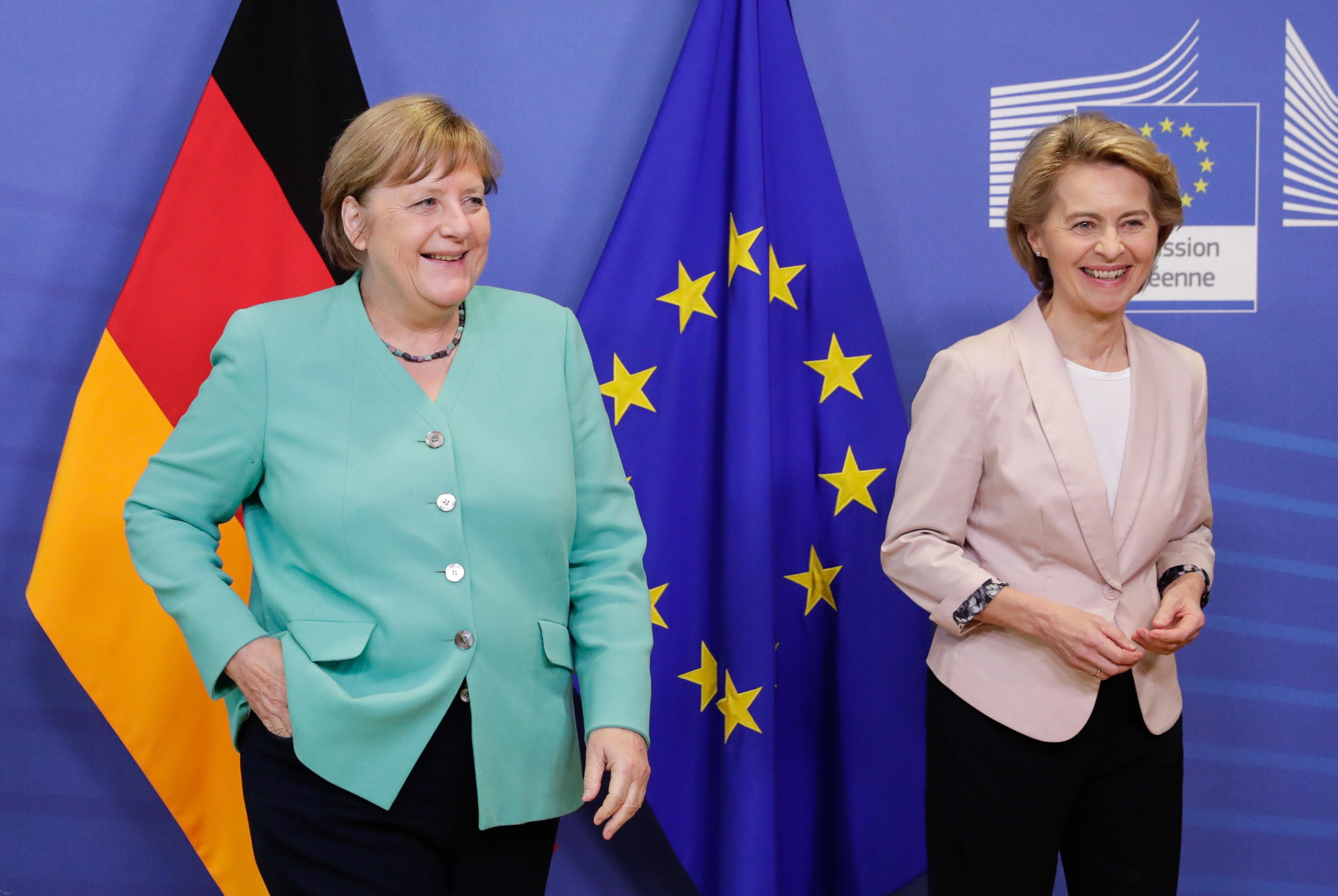 Merkel e von der Leyen: “Astrazeneca affidabile”