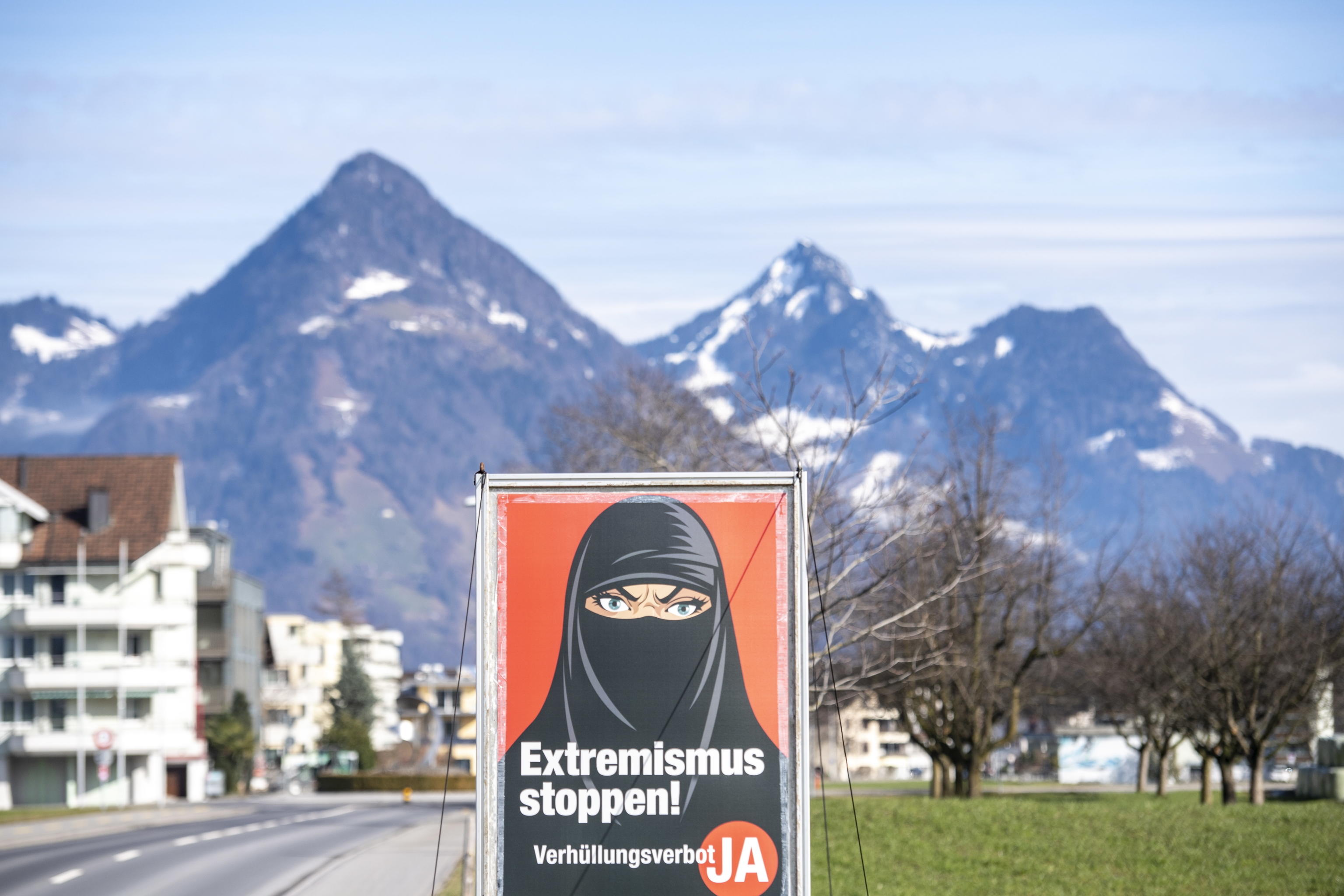 Gli svizzeri votano la legge anti-burqa
