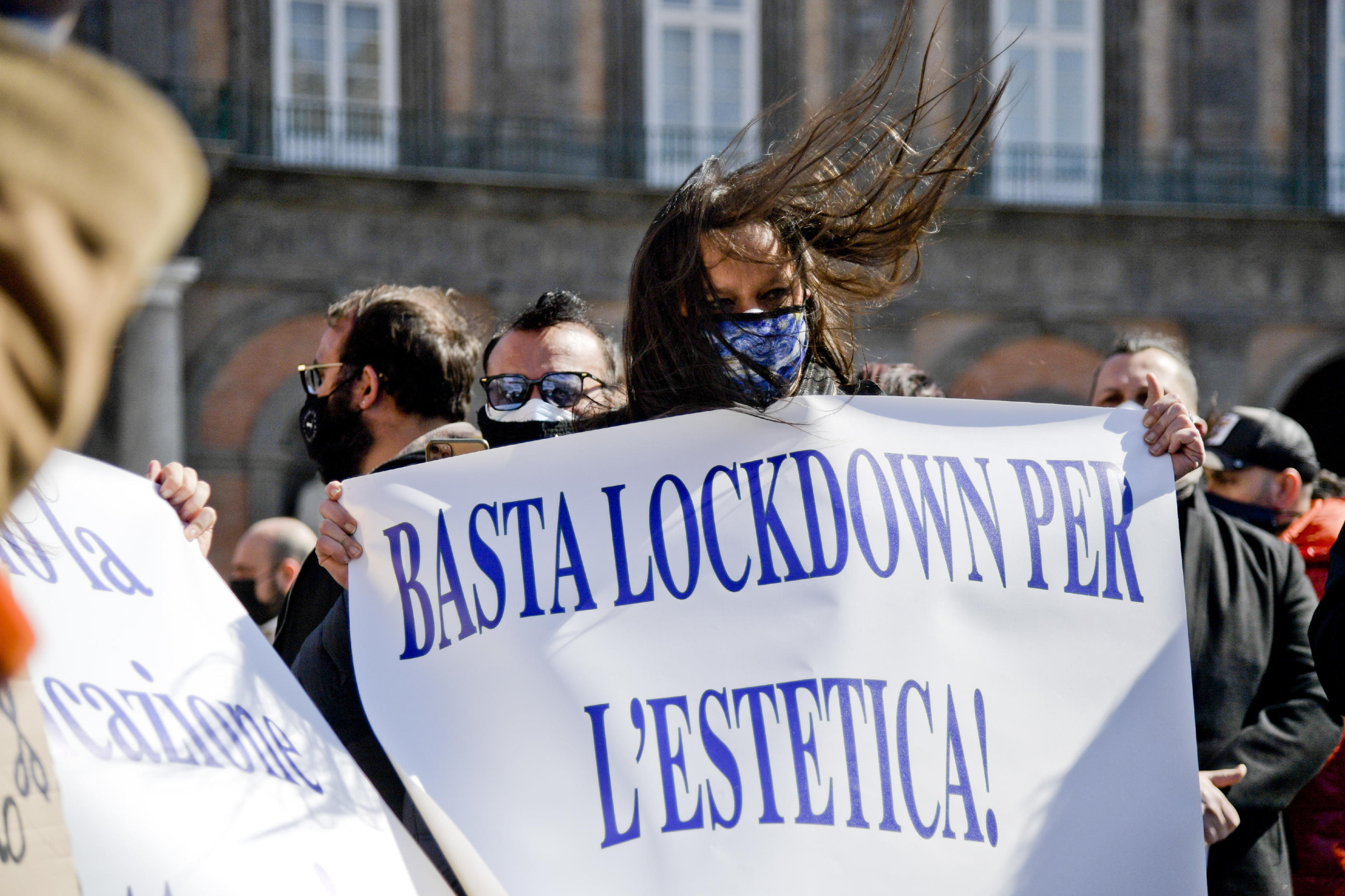 Parrucchieri in piazza a Napoli: così falliamo