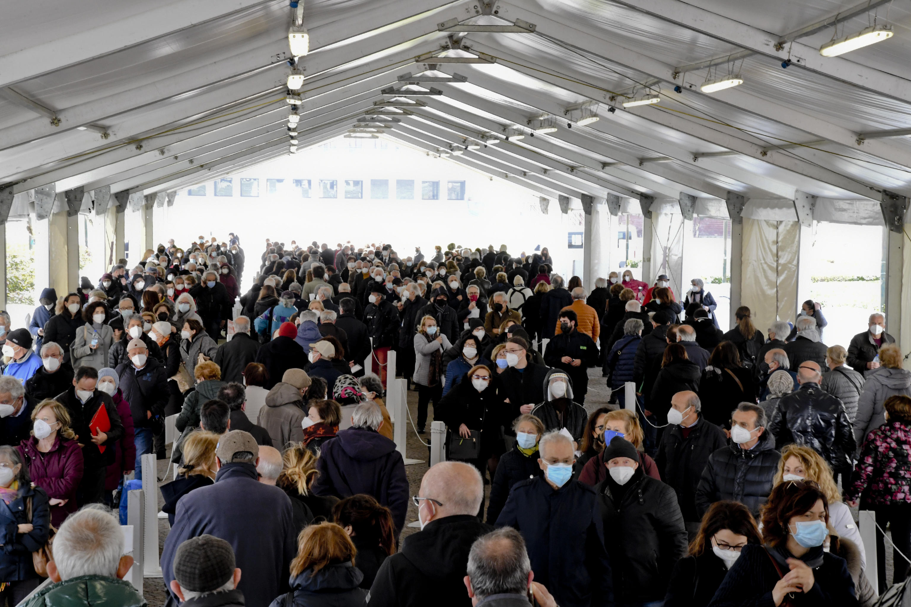 Vaccini: caso Astrazeneca e poche dosi