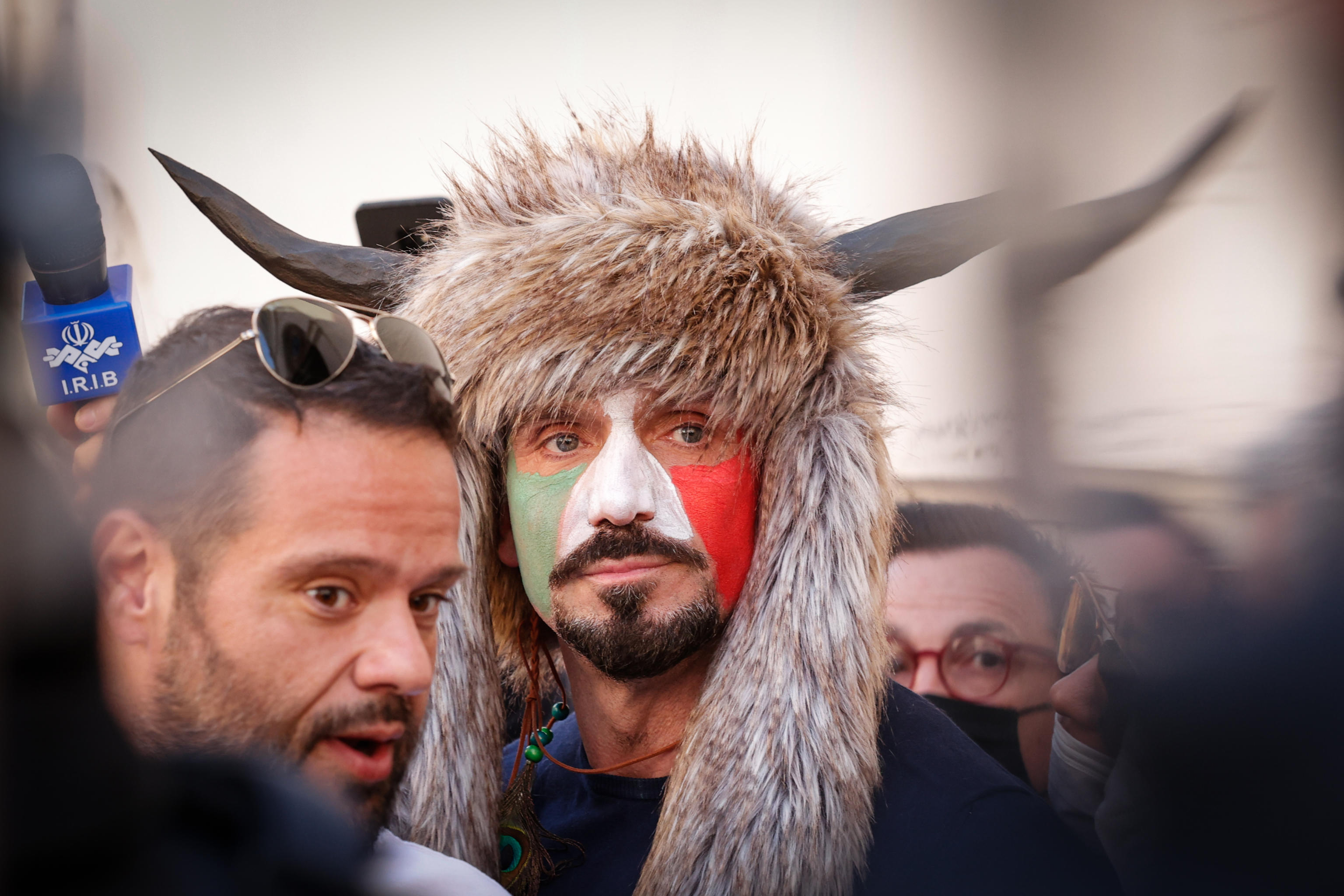 “Riaprire per non morire di crisi”: scontri a Roma