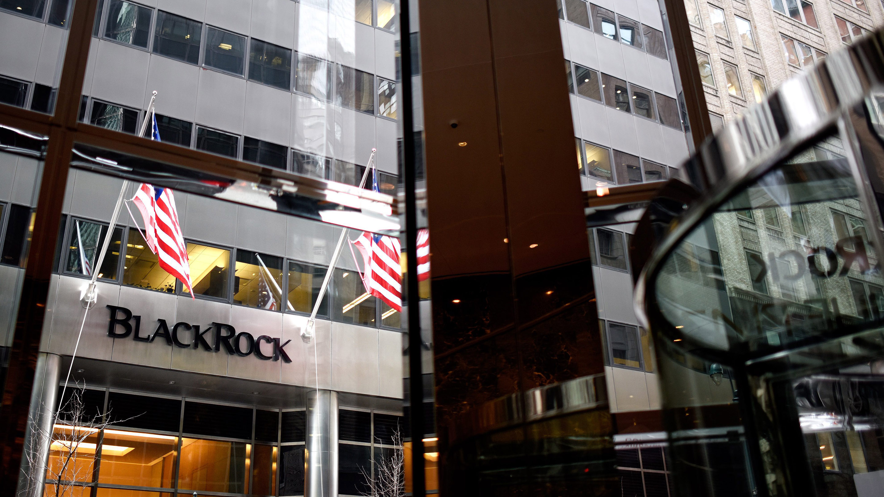 La finanza speculativa gestisce la politica (video)