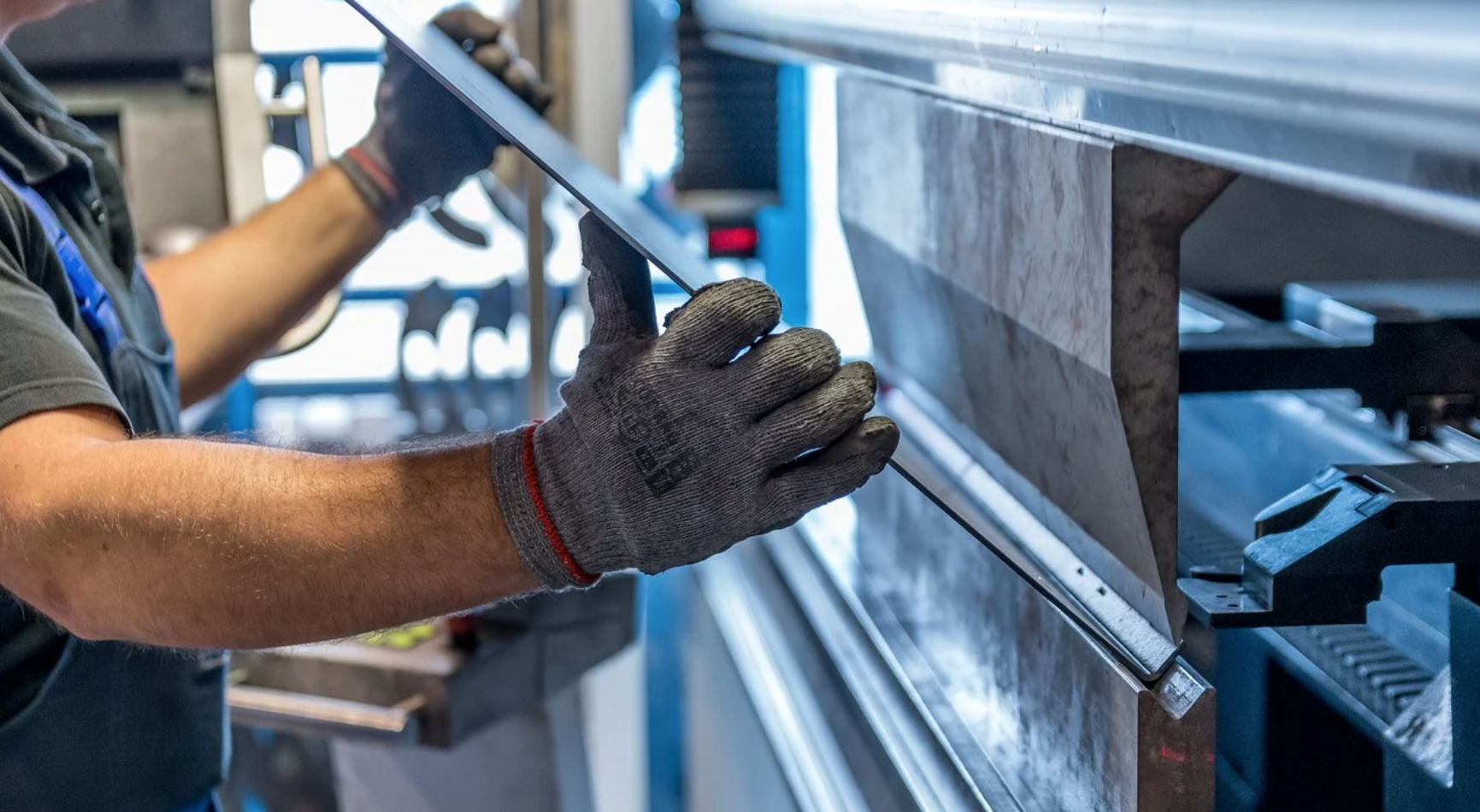 Istat: produzione industriale in lieve aumento