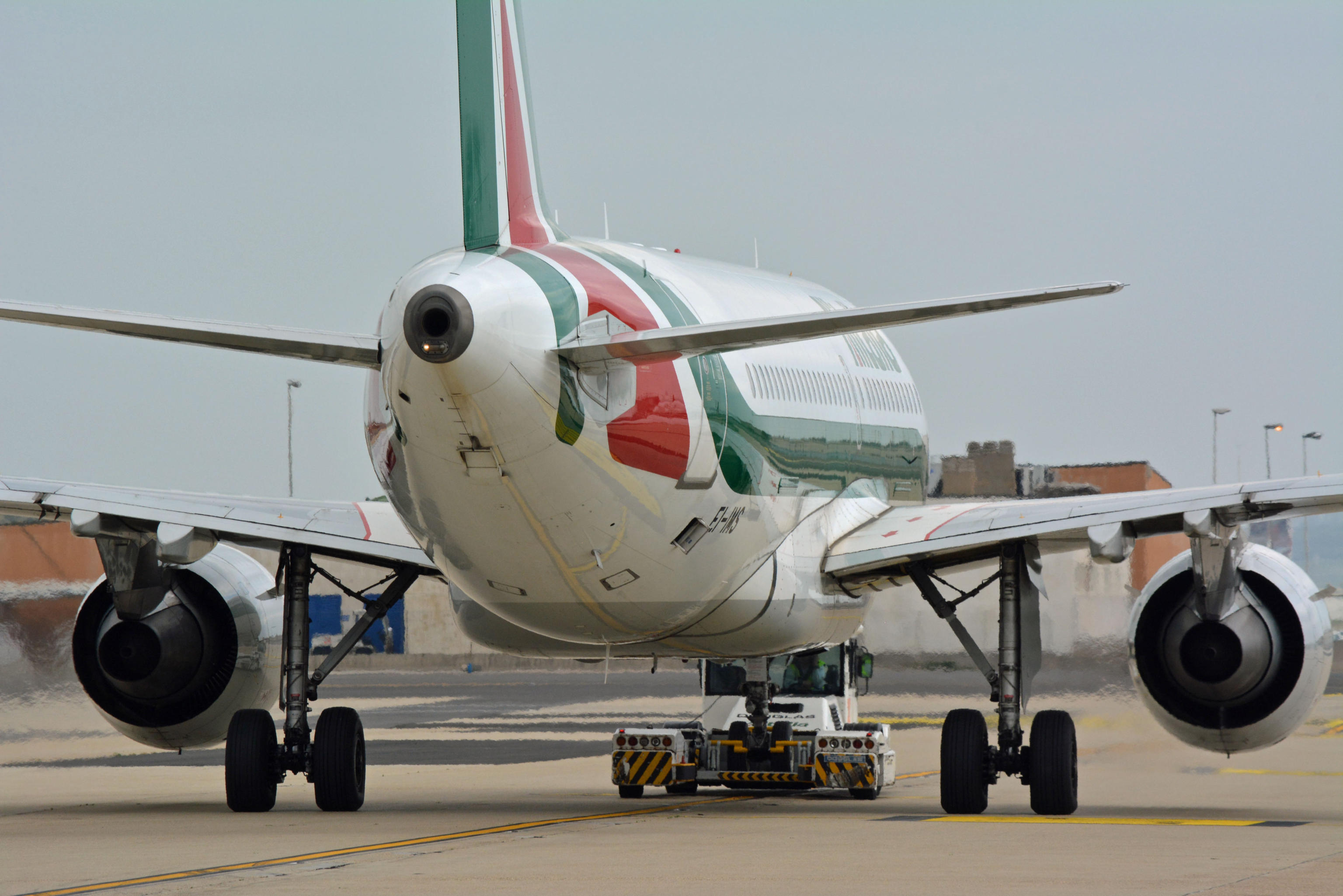 Alitalia, slitta pagamento stipendi di aprile