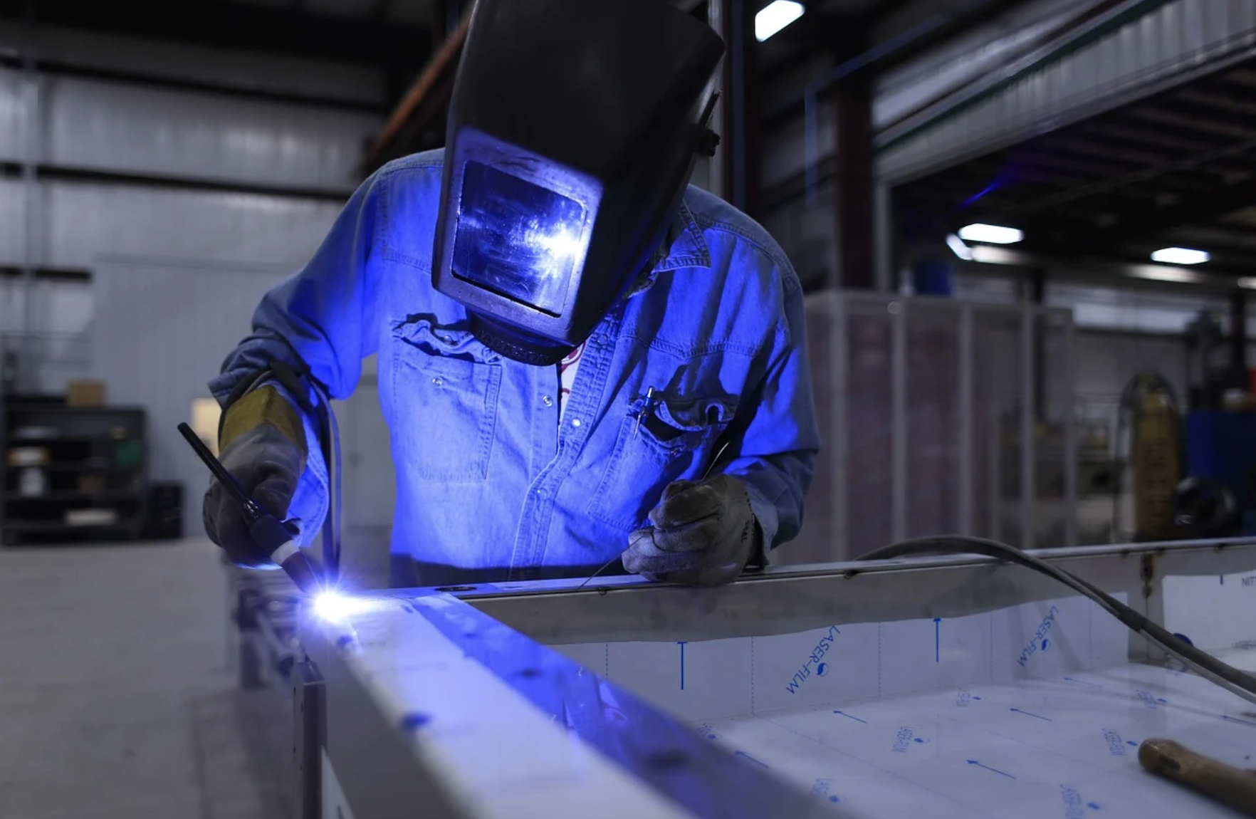 Istat: produzione industriale cala a marzo, balzo sull’anno