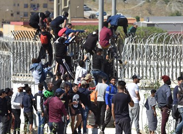 Spagna: la polizia marocchina apre le porte ai migranti di Ceuta